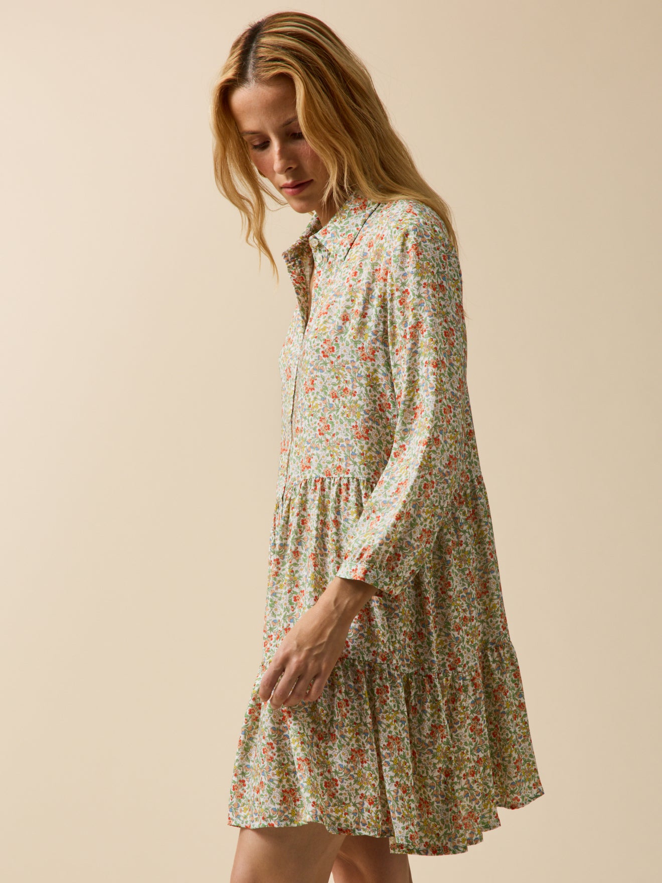 Kurzes Damenkleid mit Volants aus Liberty-Stoff - Limited Collection