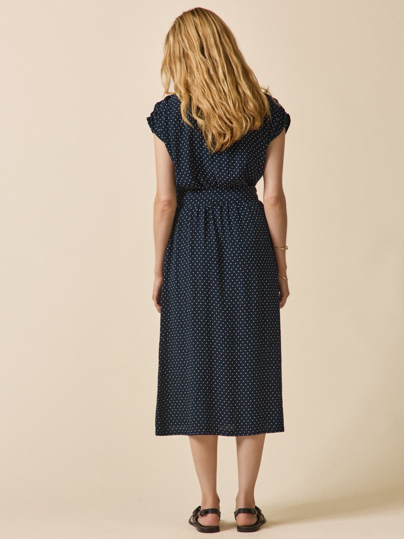 Halblanges Damen-Etuikleid mit Tupfen