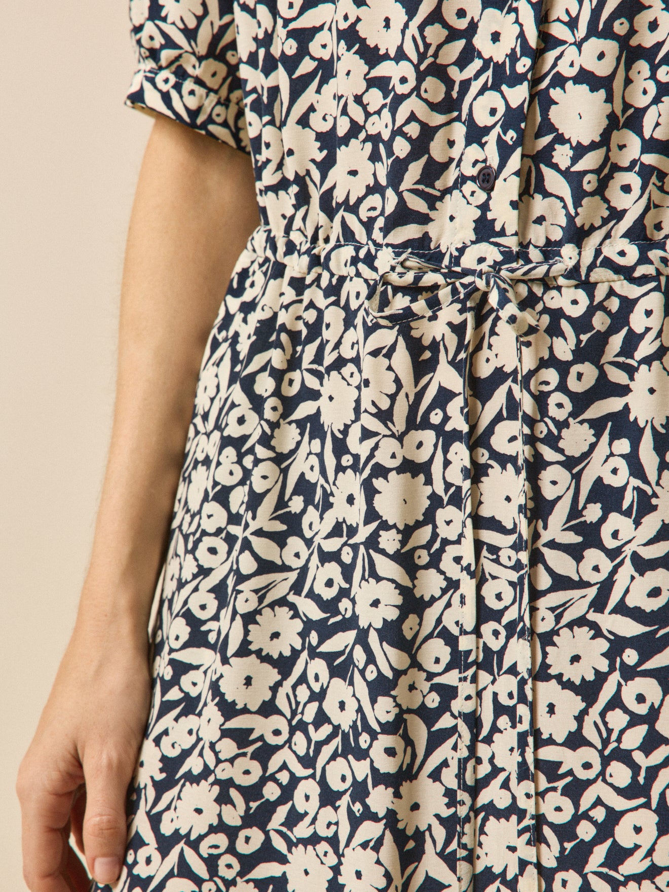 Halblanges Damenkleid mit Enea-Print