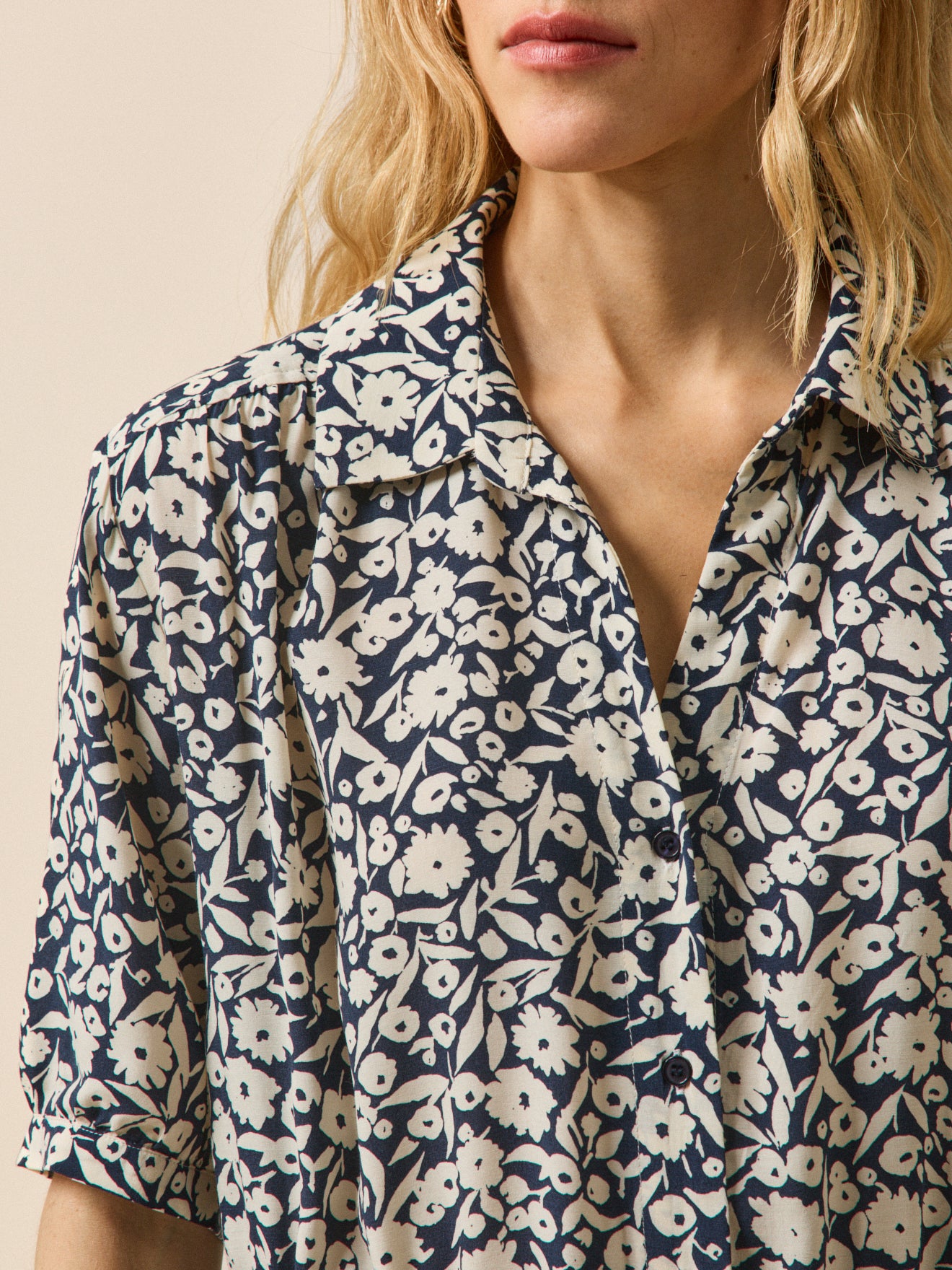 Halblanges Damenkleid mit Enea-Print