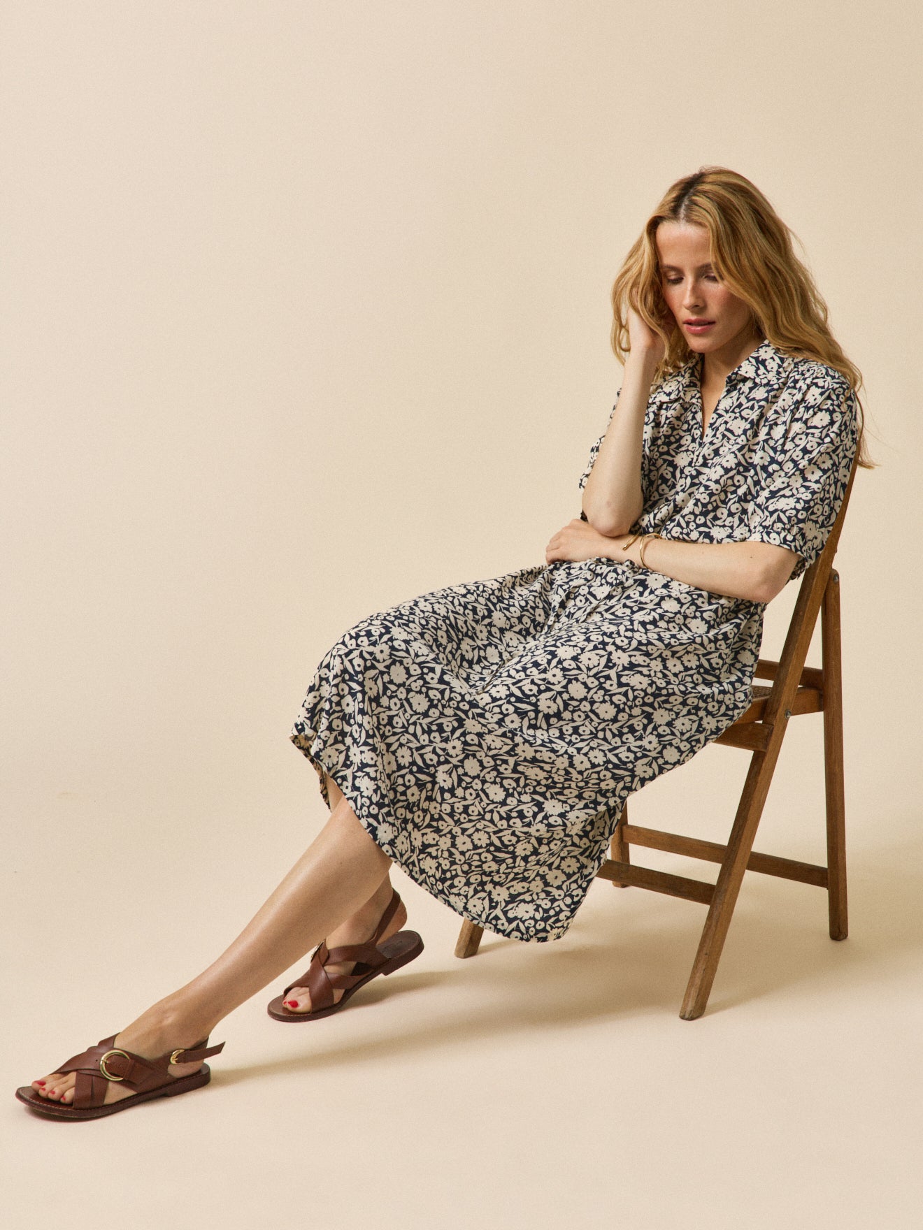 Halblanges Damenkleid mit Enea-Print