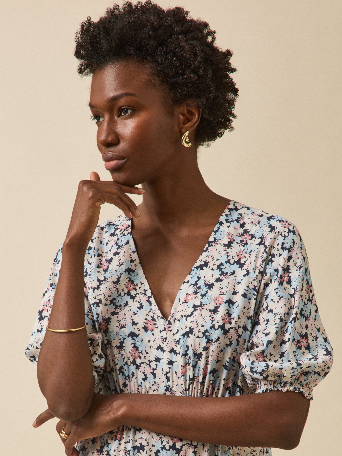 Langes Damenkleid mit Pop-Blumen-Print