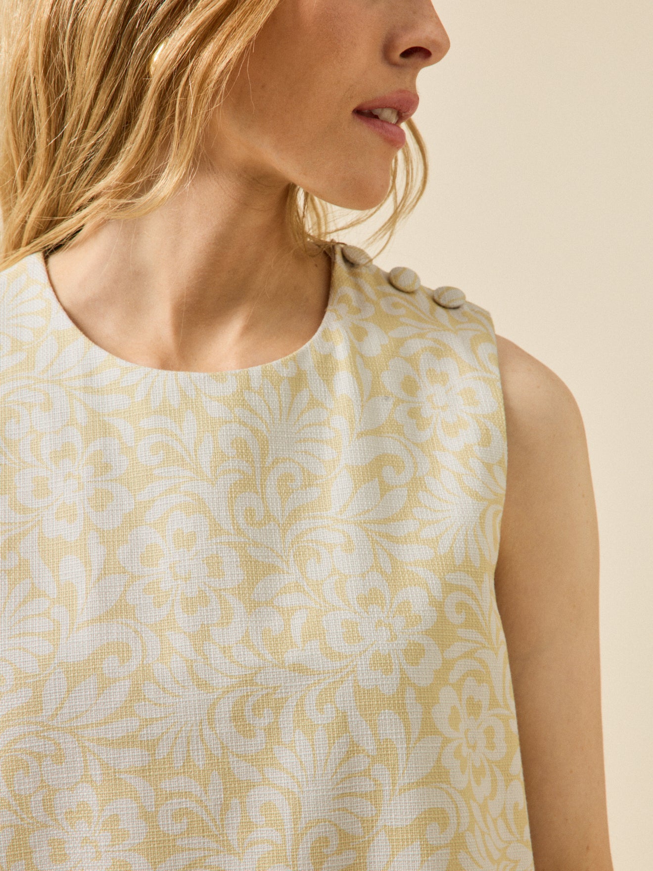 Damenkleid mit Tapeten-Print