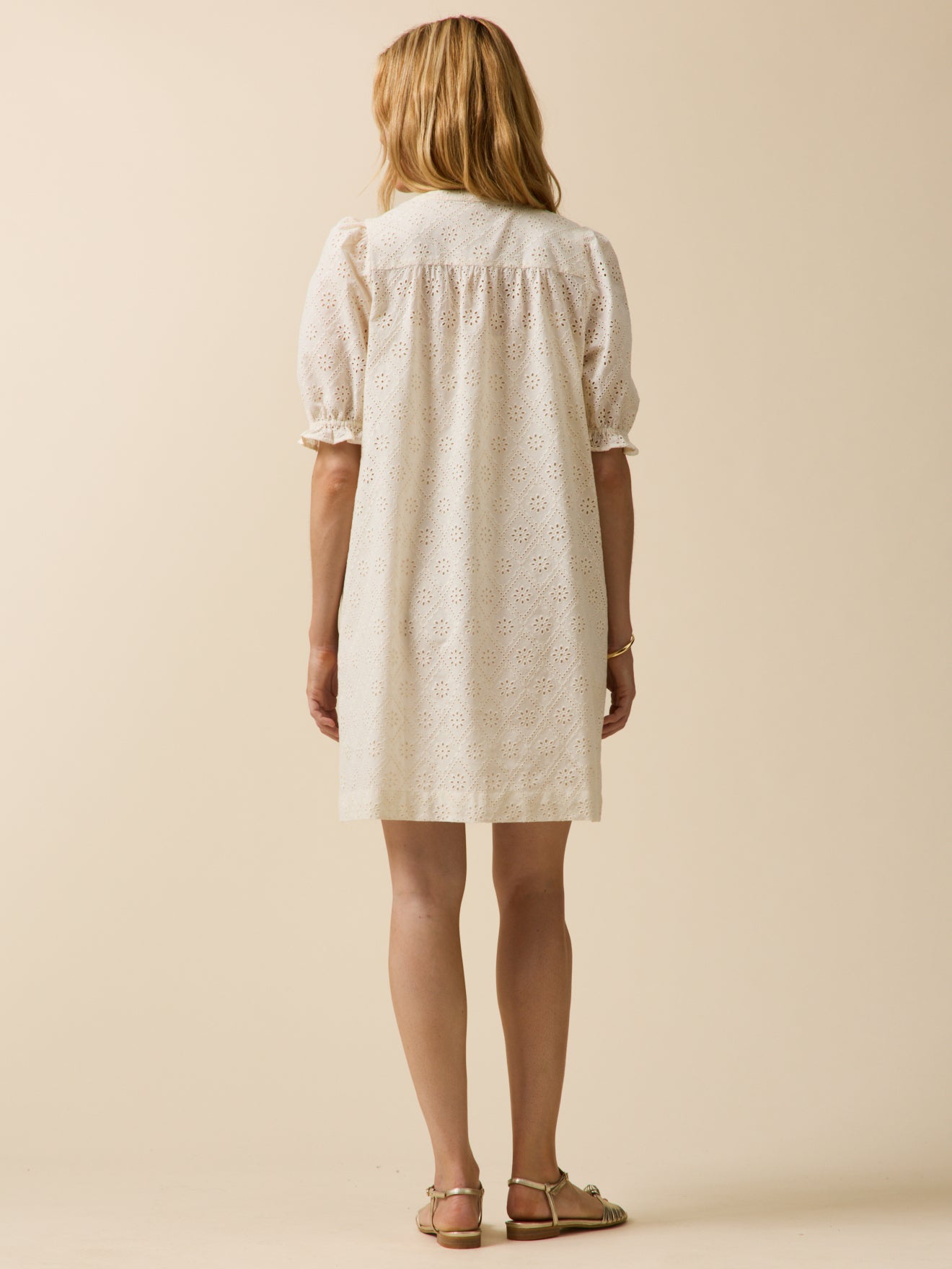 Kurzes Damenkleid mit Lochstickerei