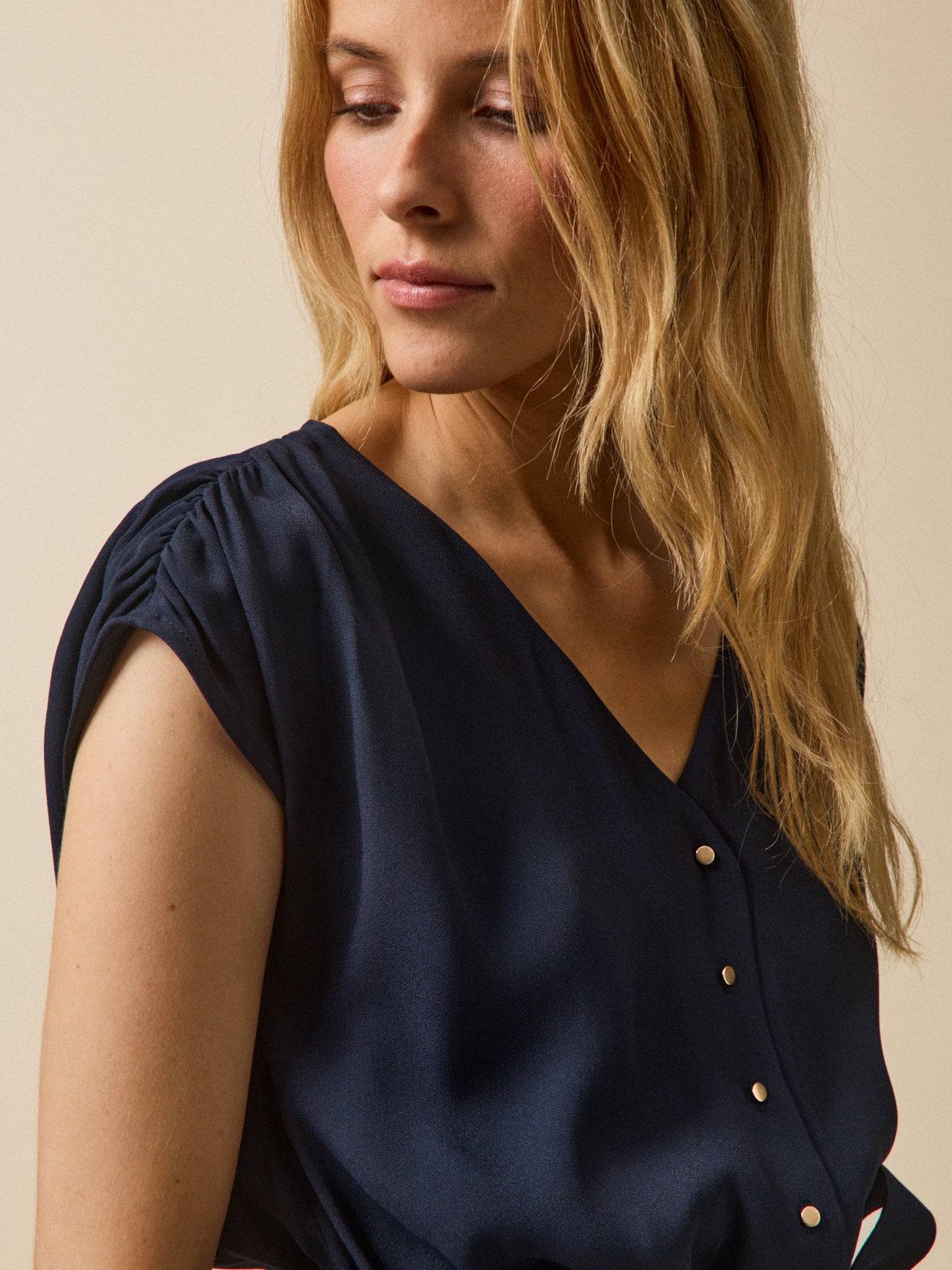 Damen-Etuikleid aus einfarbigem Crêpe