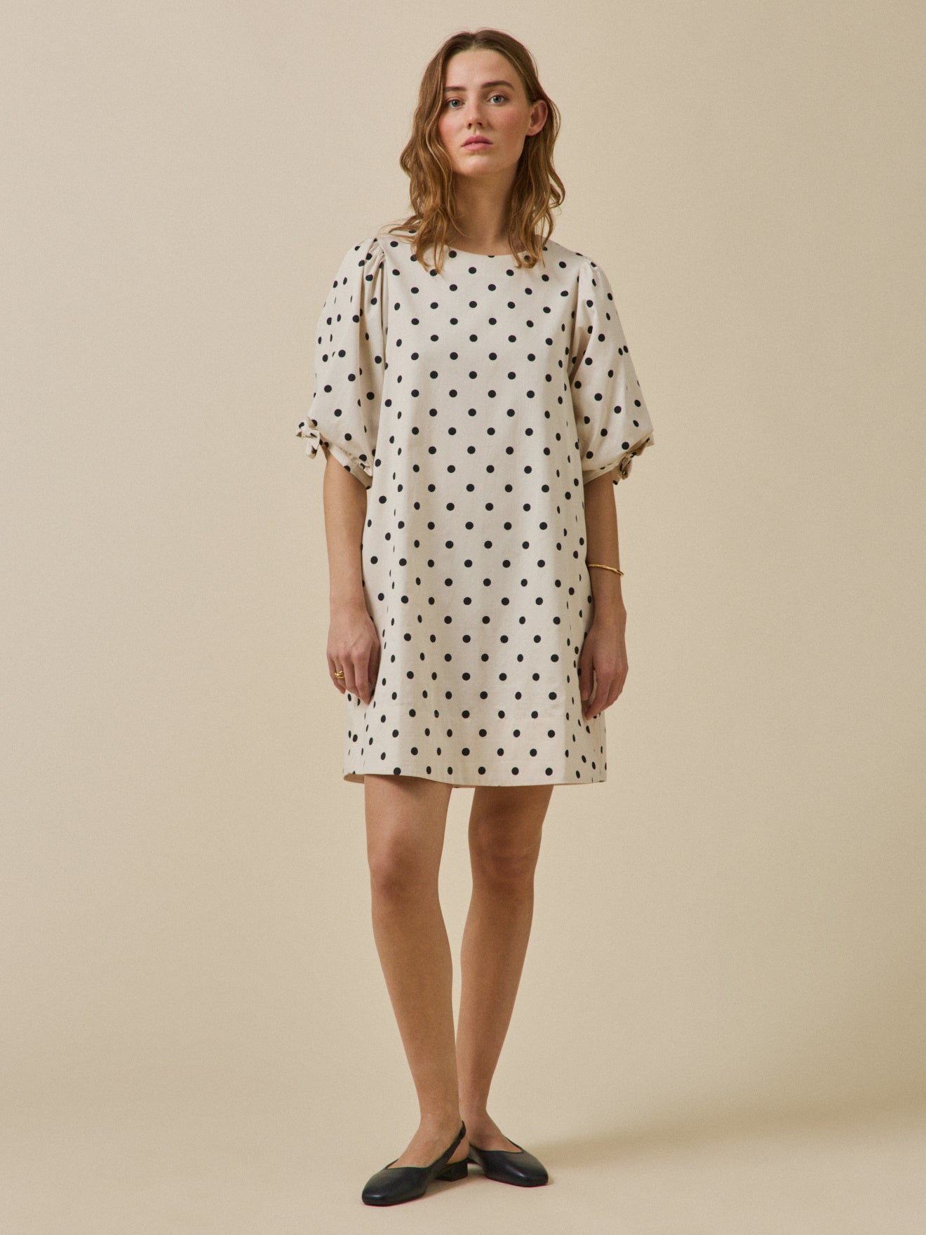 Kurzes Damen-Festkleid mit Tupfen