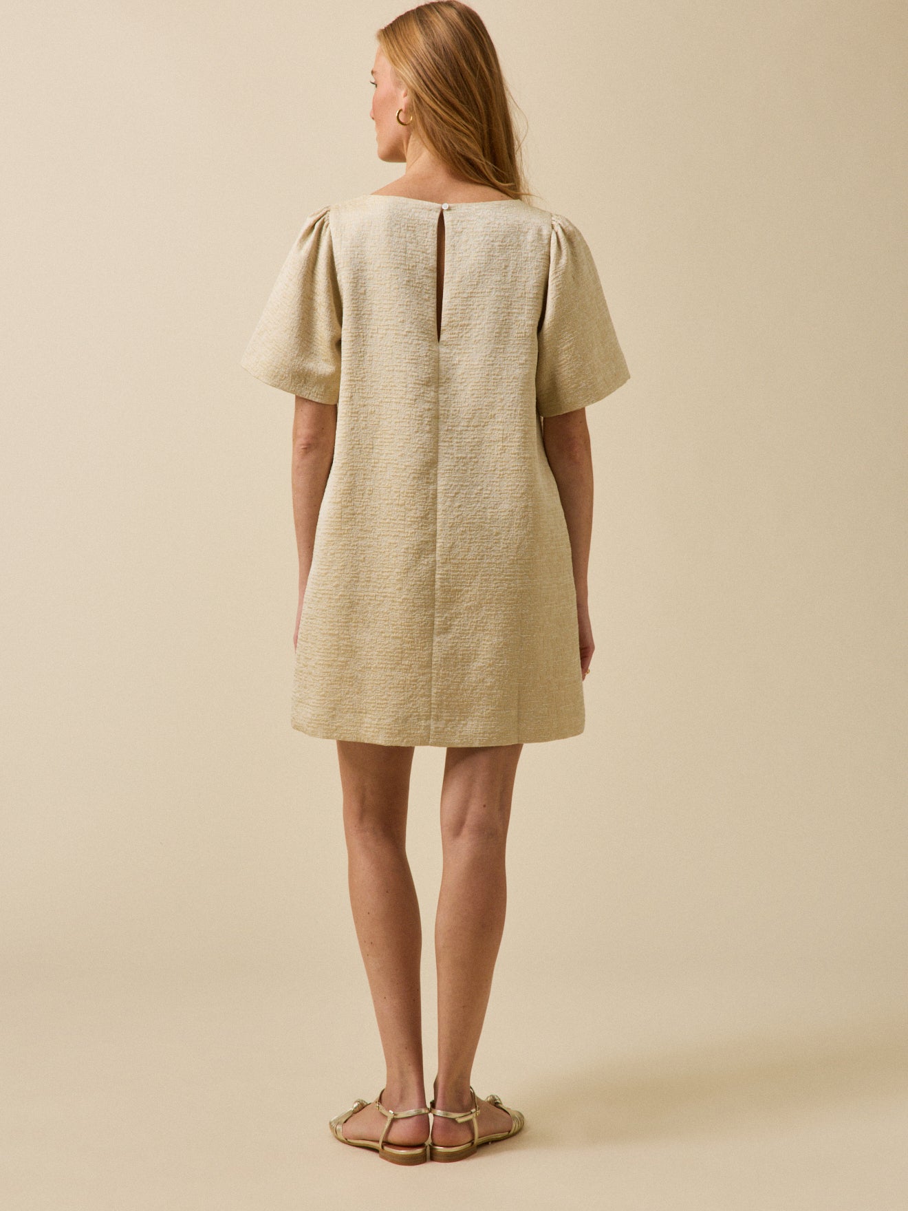 Kurzes Damen-Festkleid mit goldfarbenem Jacquard