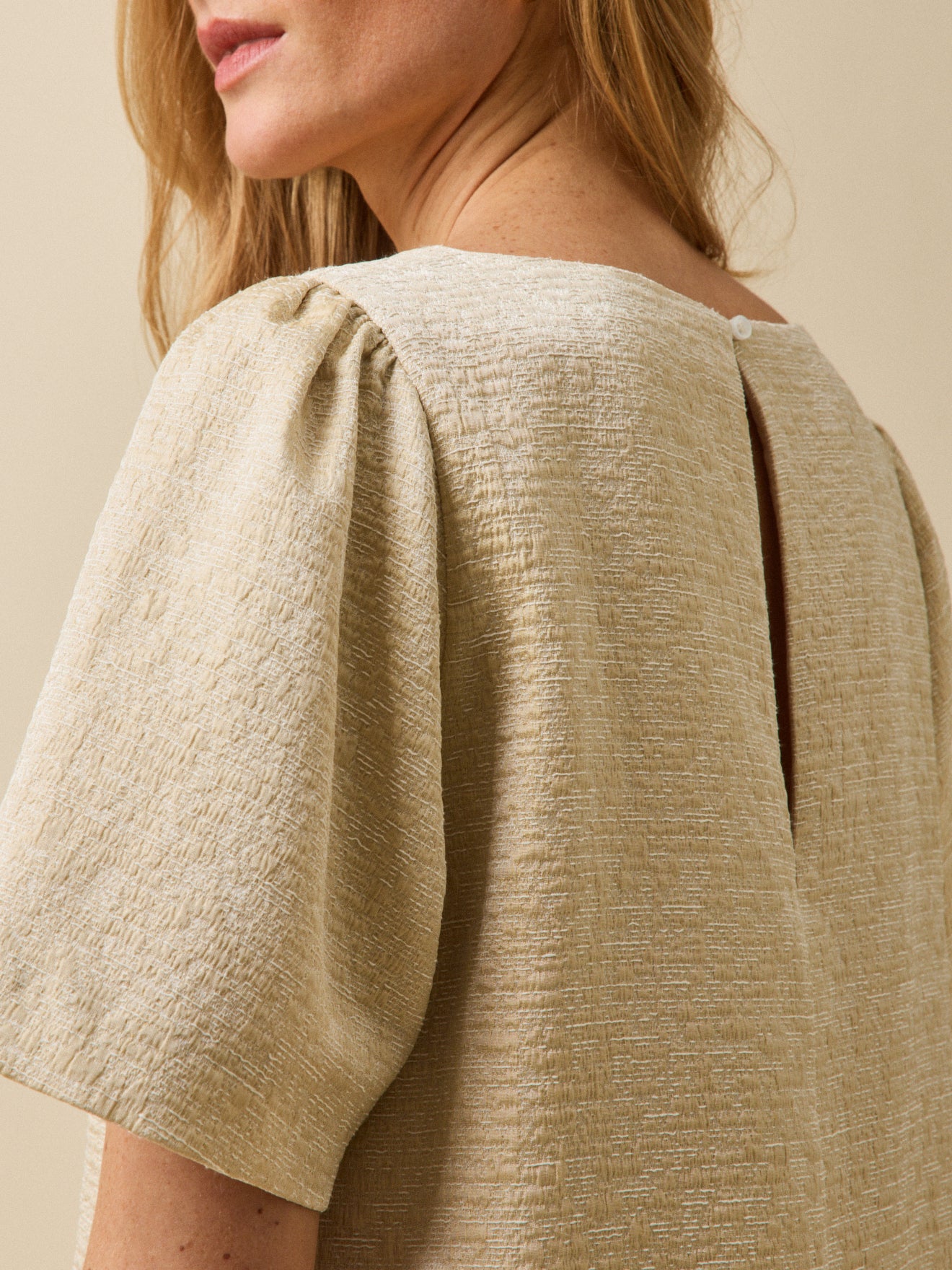 Kurzes Damen-Festkleid mit goldfarbenem Jacquard