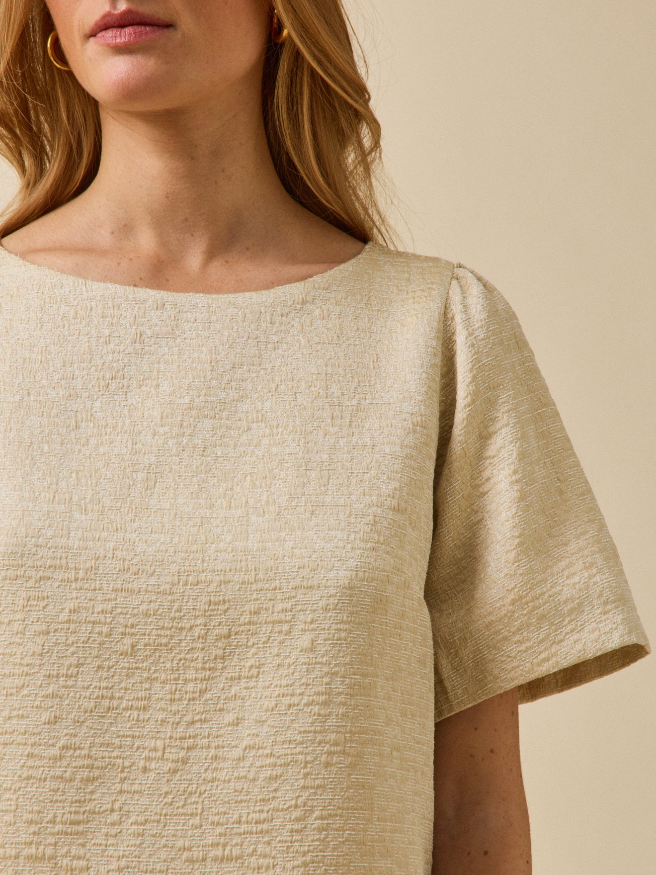 Kurzes Damen-Festkleid mit goldfarbenem Jacquard