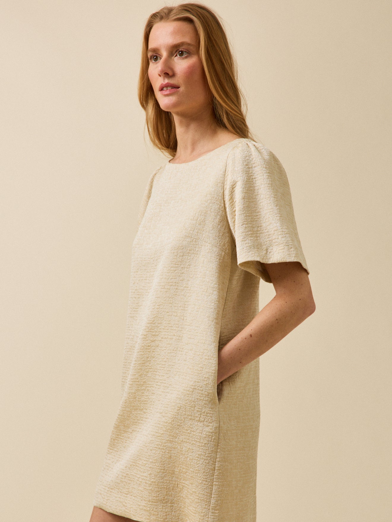 Kurzes Damen-Festkleid mit goldfarbenem Jacquard