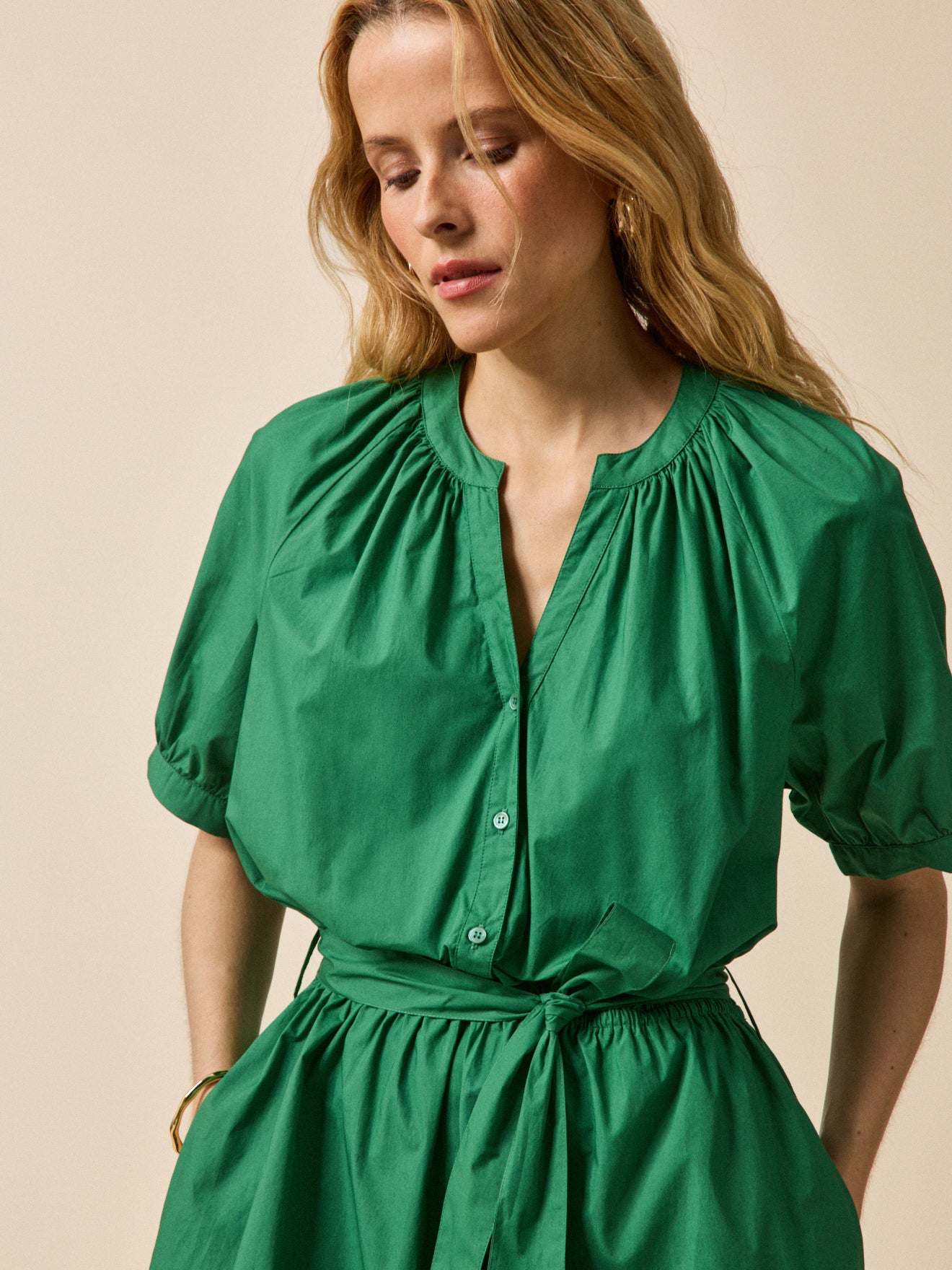 Langes Damenkleid aus einfarbiger Popeline