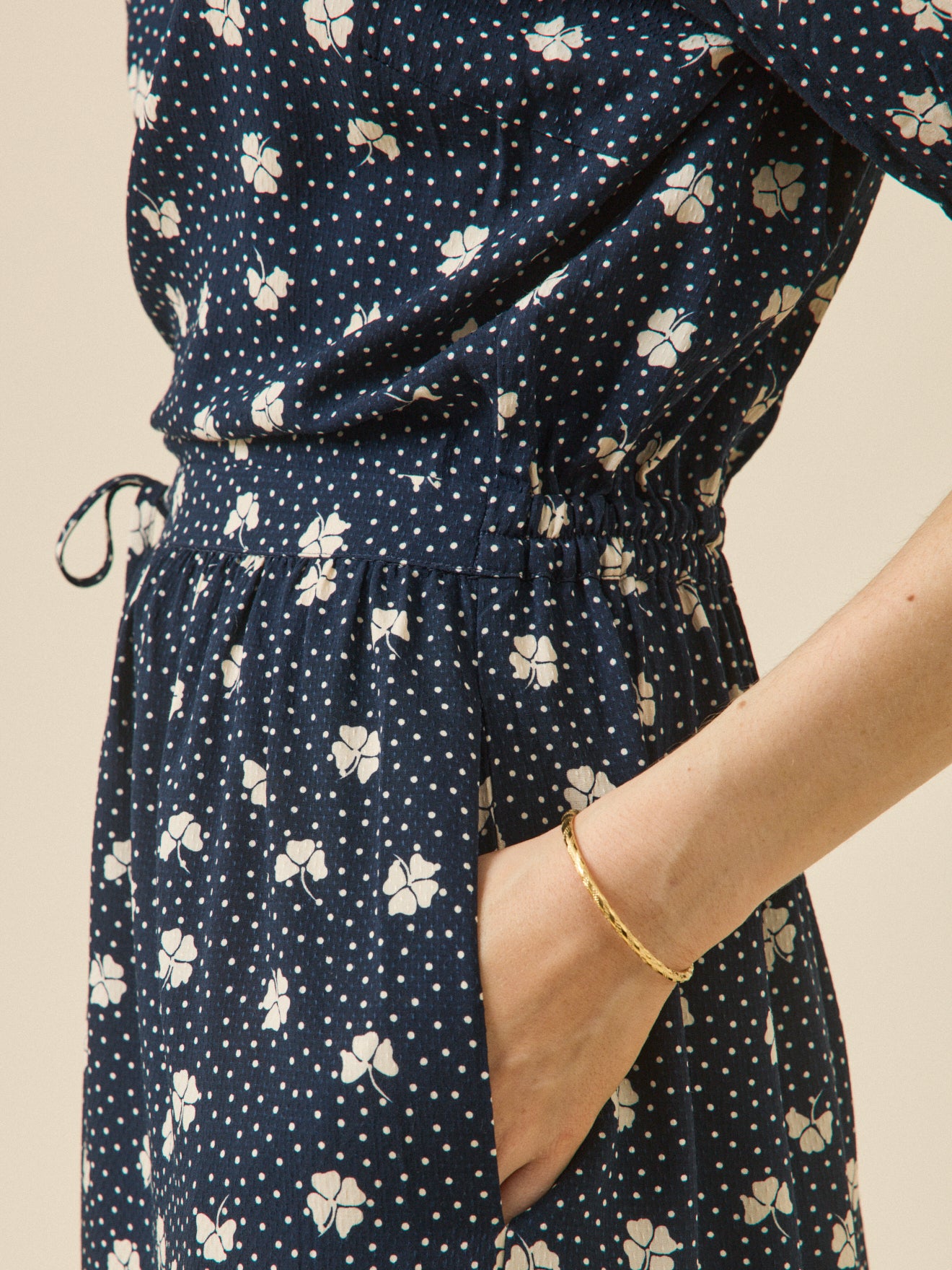 Halblanges Damenkleid mit Klee-Print aus Dobby-Viskose