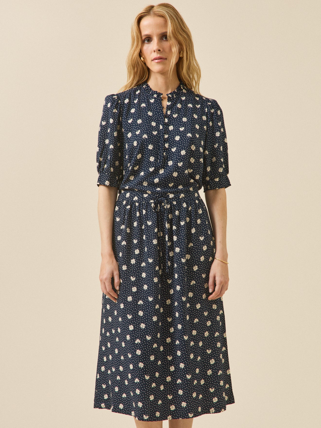 Halblanges Damenkleid mit Klee-Print aus Dobby-Viskose