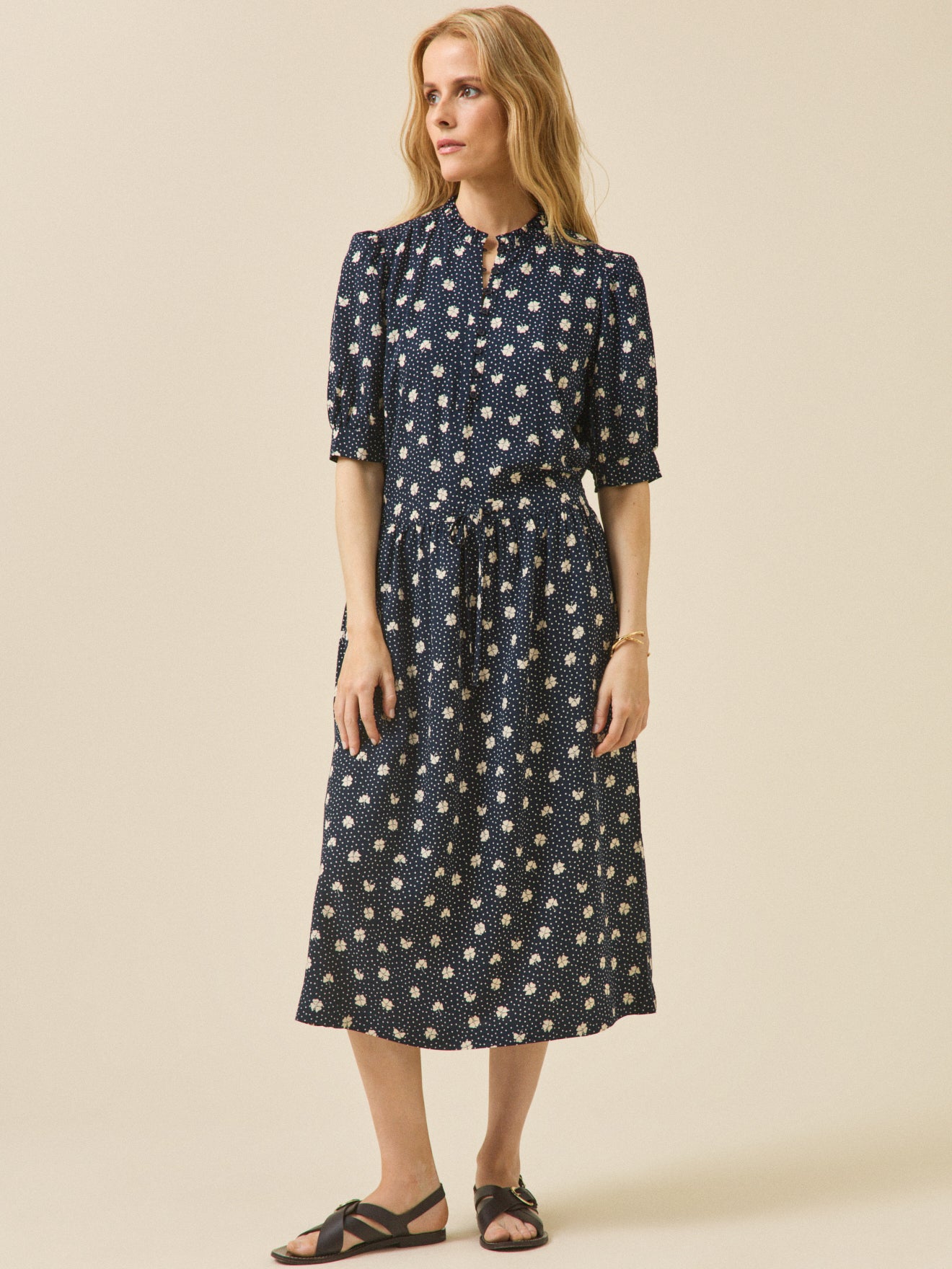 Halblanges Damenkleid mit Klee-Print aus Dobby-Viskose