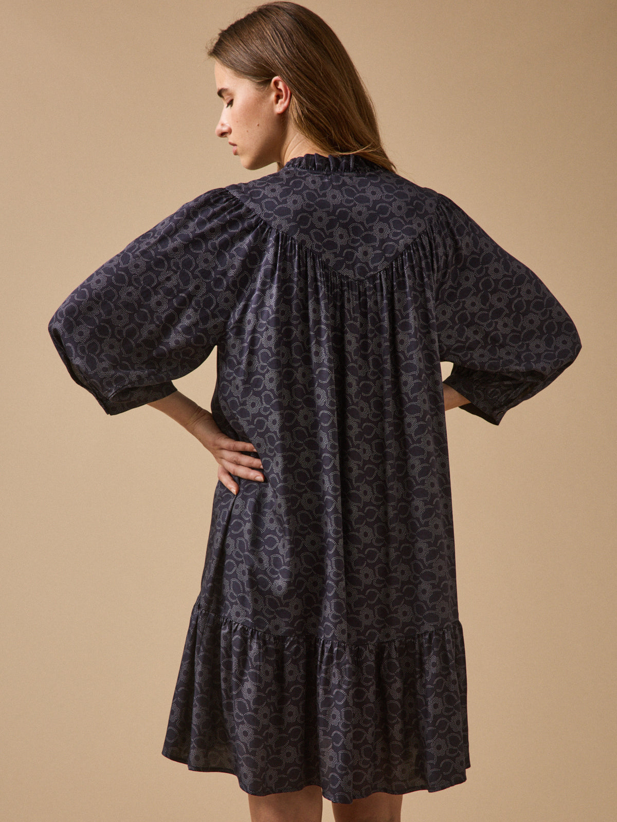 Kurzes Damenkleid mit Blumenmuster der 60er Jahre