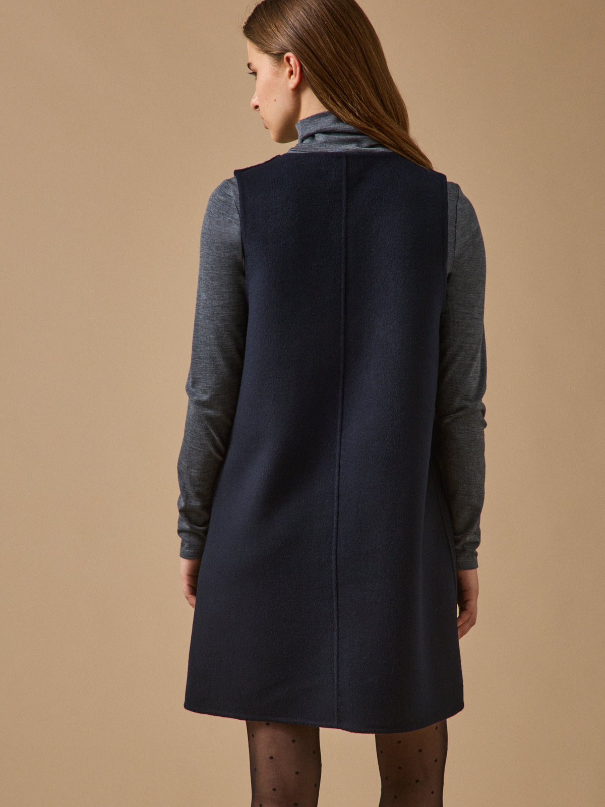 Kurzes Damenkleid ohne Ärmel aus doppelseitigem Wolltuch