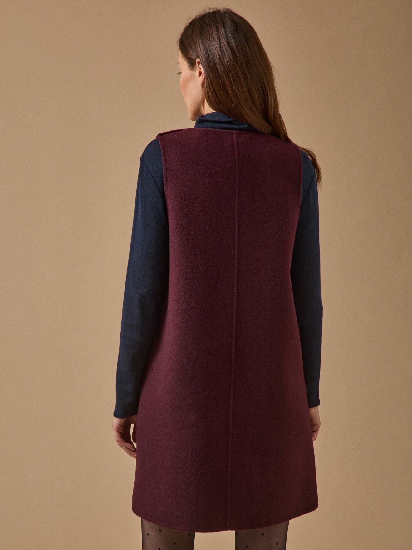 Kurzes Damenkleid ohne Ärmel aus doppelseitigem Wolltuch