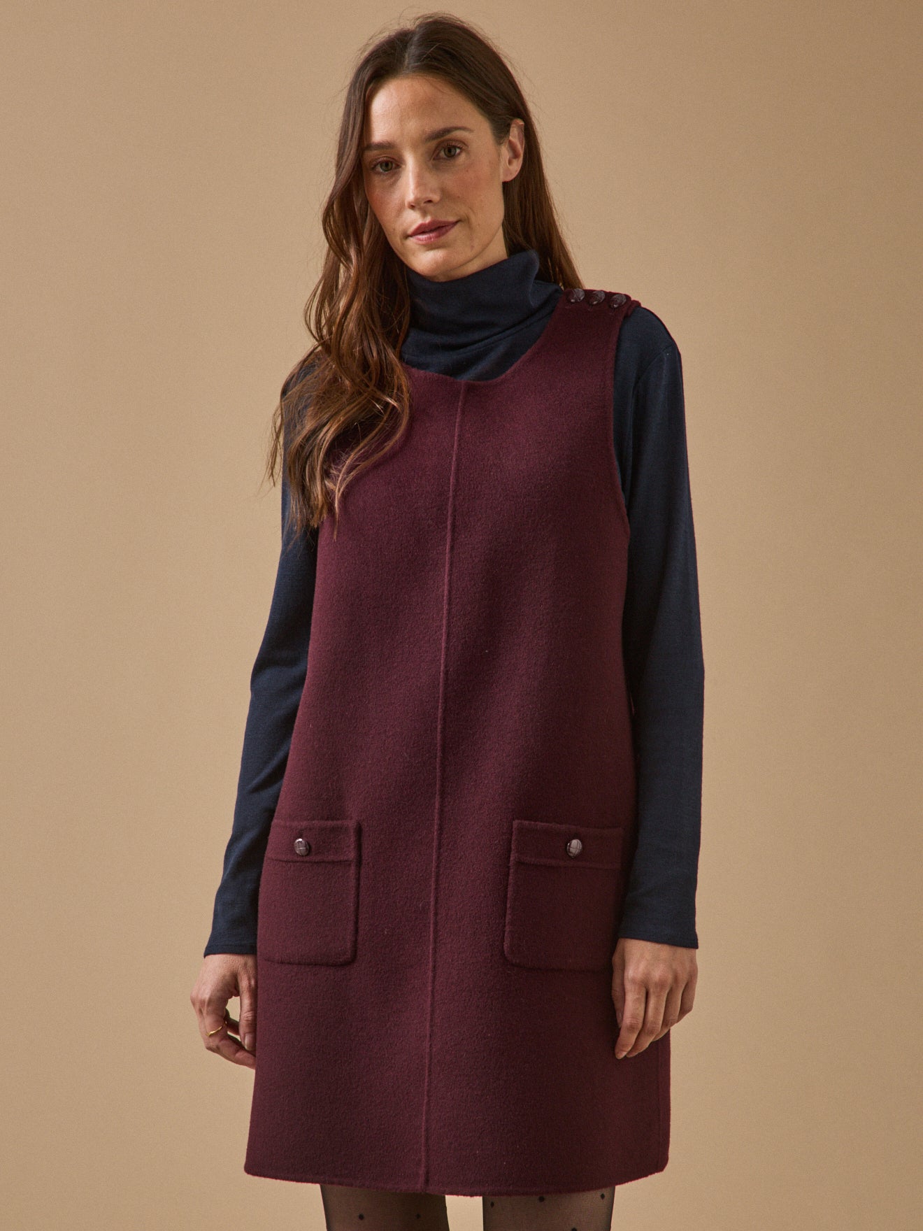 Kurzes Damenkleid ohne Ärmel aus doppelseitigem Wolltuch