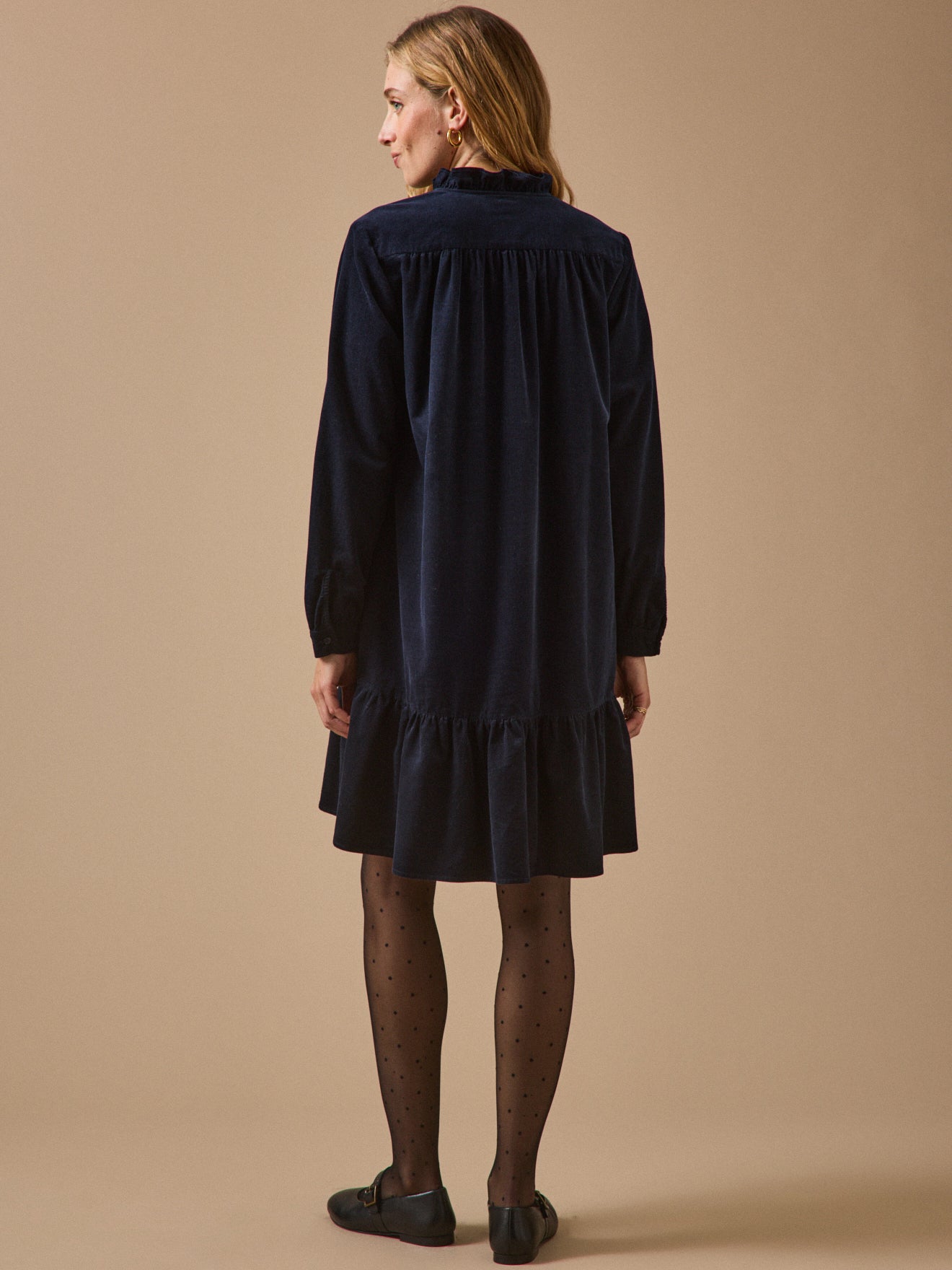 Kurzes Damenkleid aus Velourscord