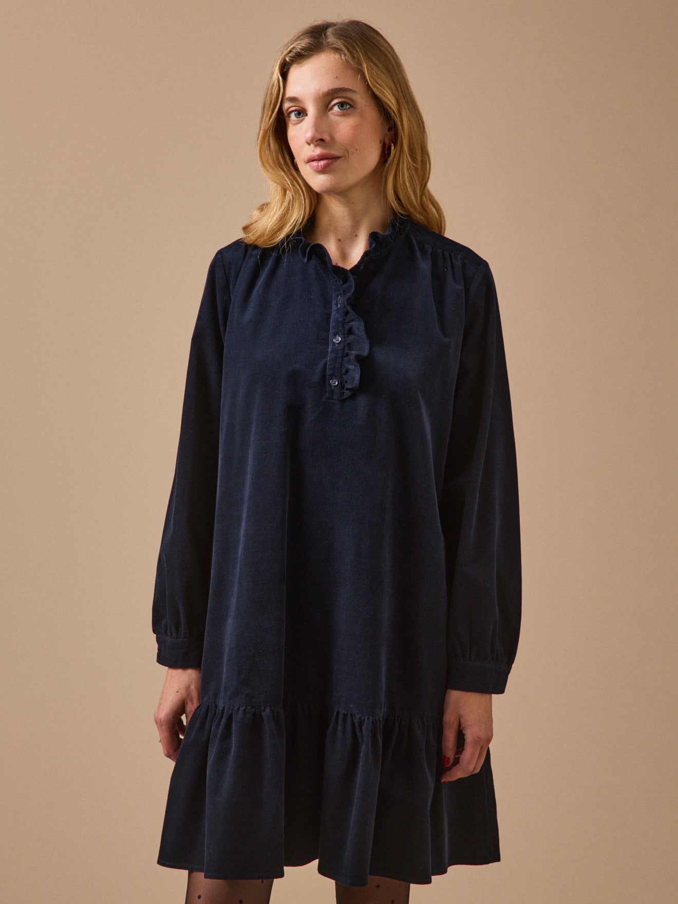 Kurzes Damenkleid aus Velourscord