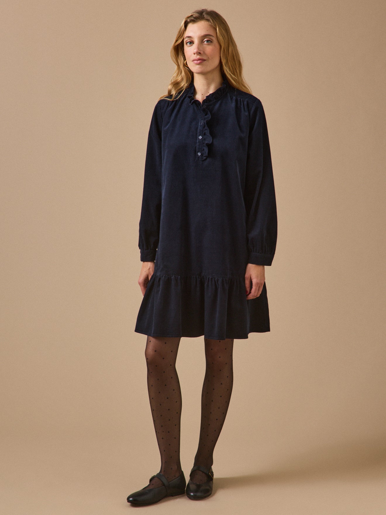 Kurzes Damenkleid aus Velourscord
