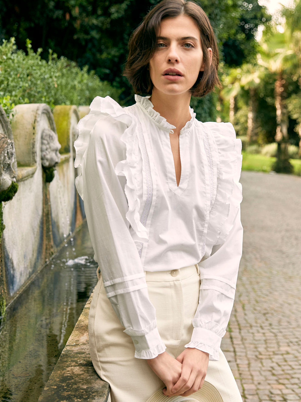 Damenbluse im Trousseau-Esprit mit Stehkragen