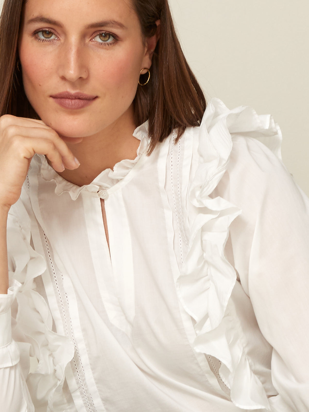 Damenbluse im Trousseau-Esprit mit Stehkragen