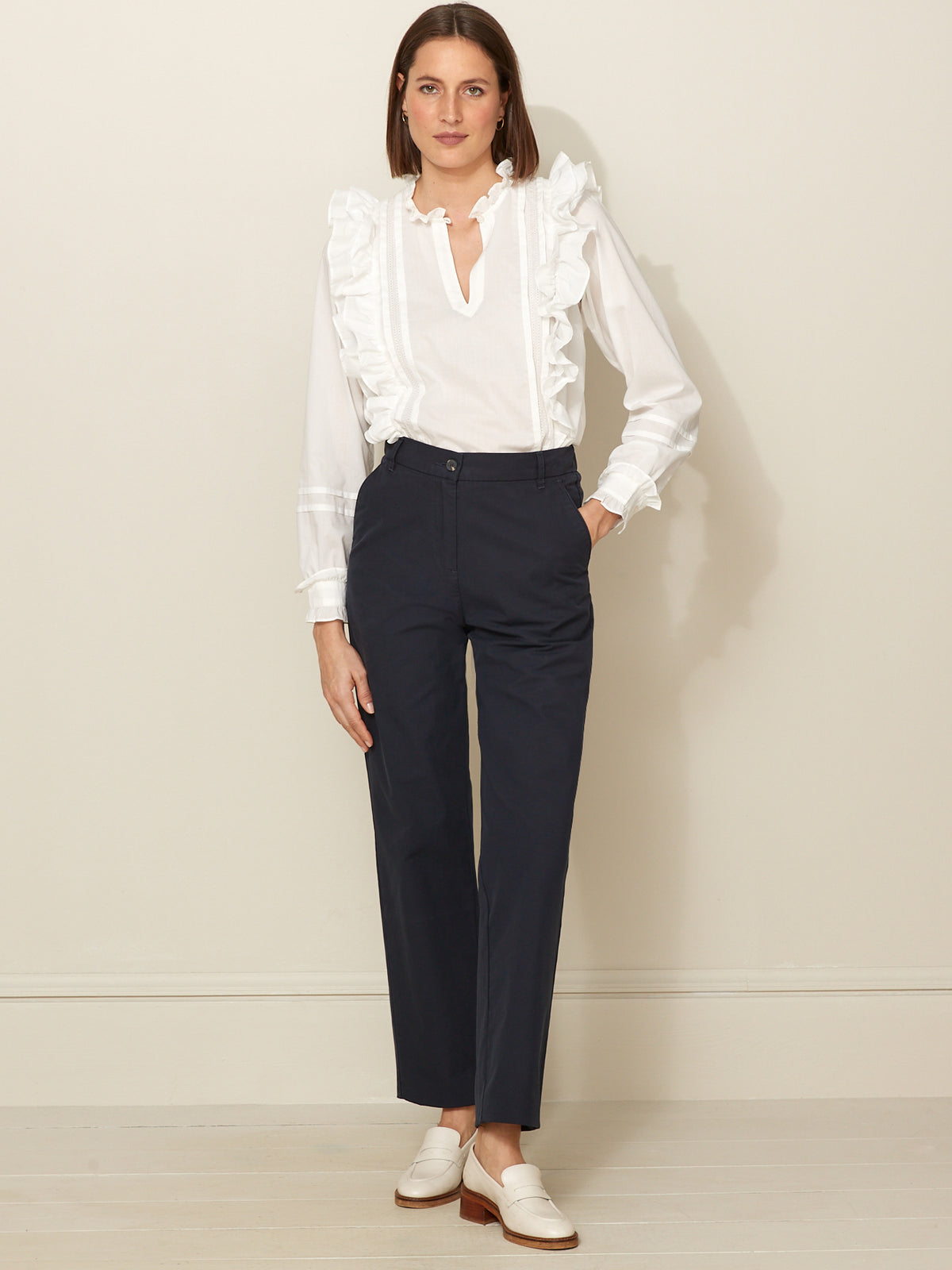 Damenbluse im Trousseau-Esprit mit Stehkragen