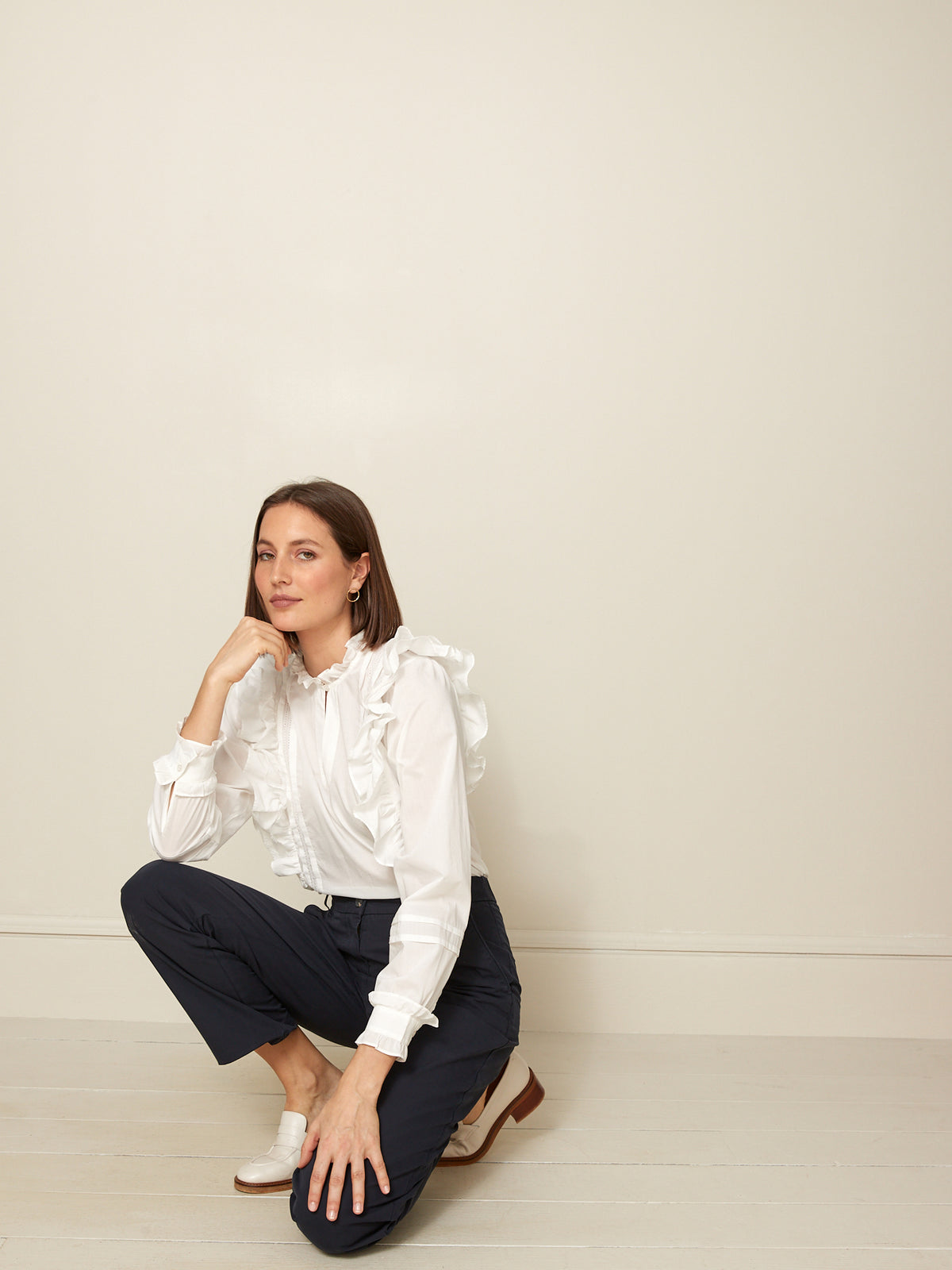 Damenbluse im Trousseau-Esprit mit Stehkragen