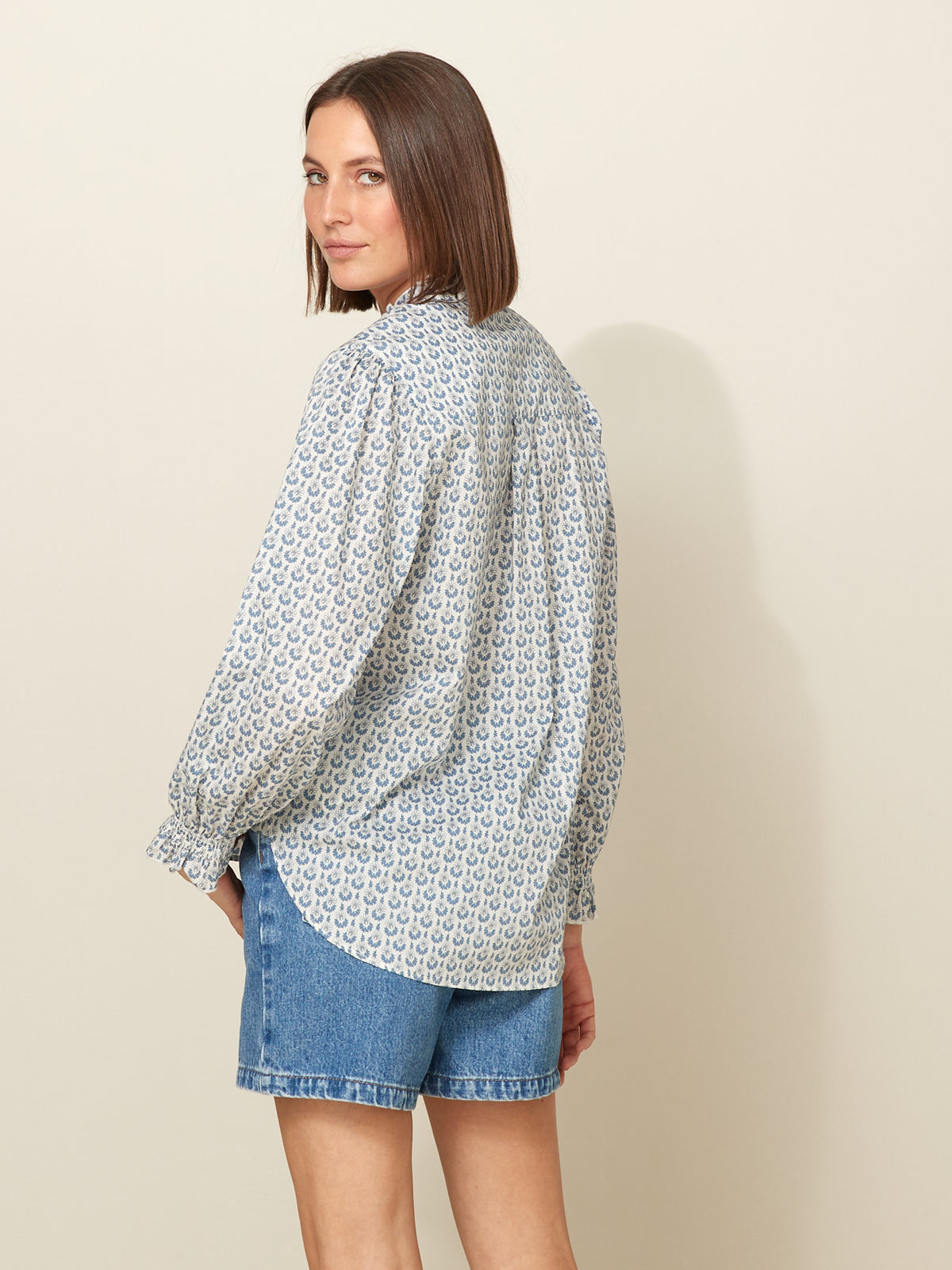 Damen-Hemdbluse mit Volants und Swann-Print