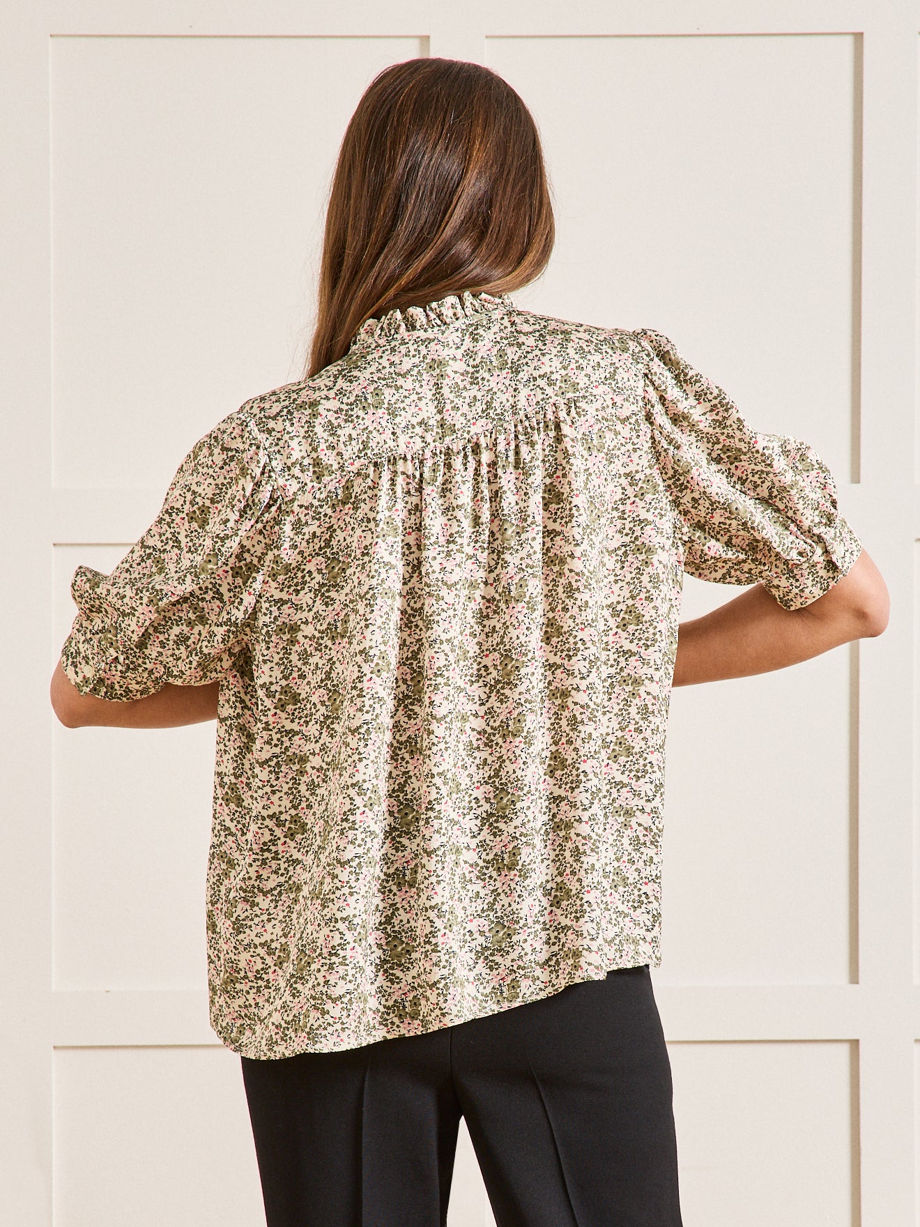Damenbluse mit Volants am Halsausschnitt und Nina-Print