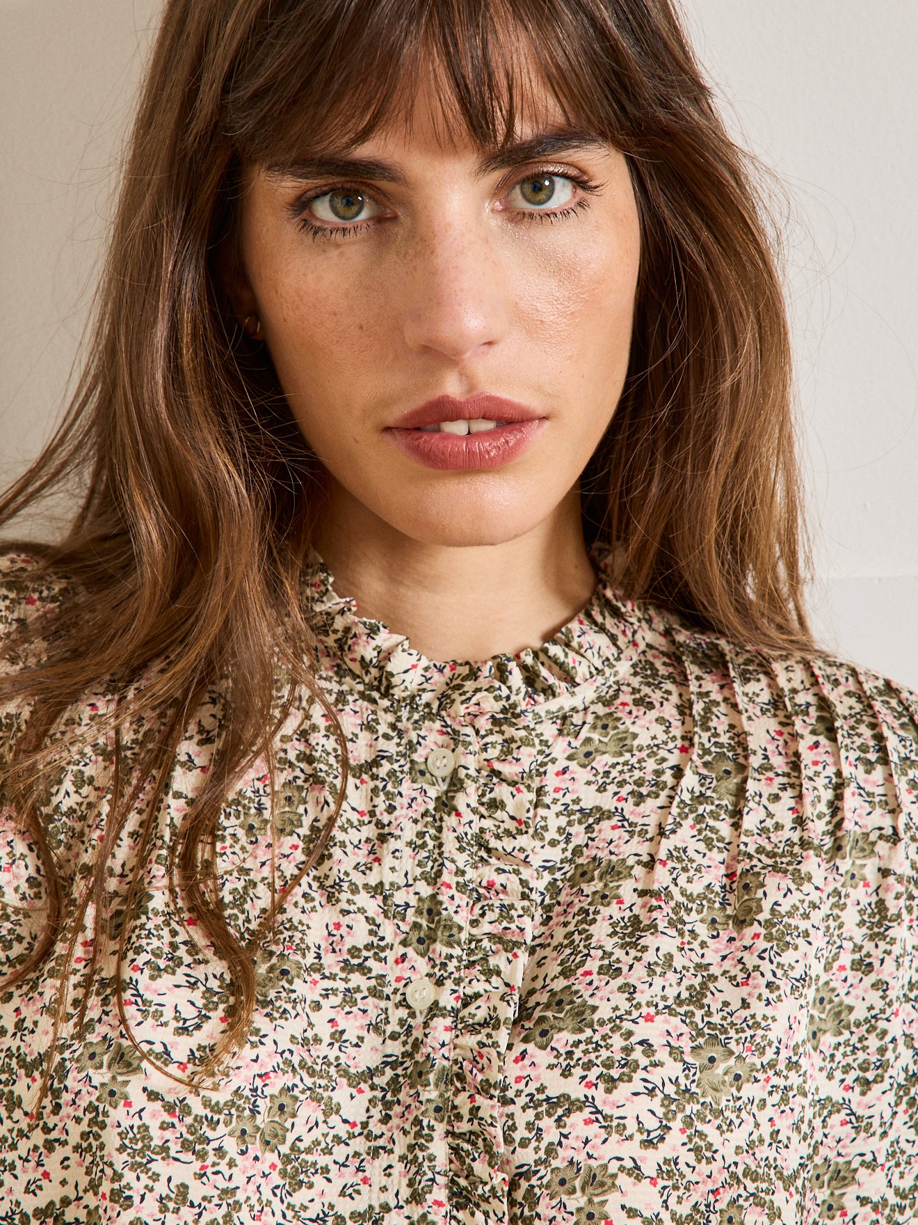 Damenbluse mit Volants am Halsausschnitt und Nina-Print