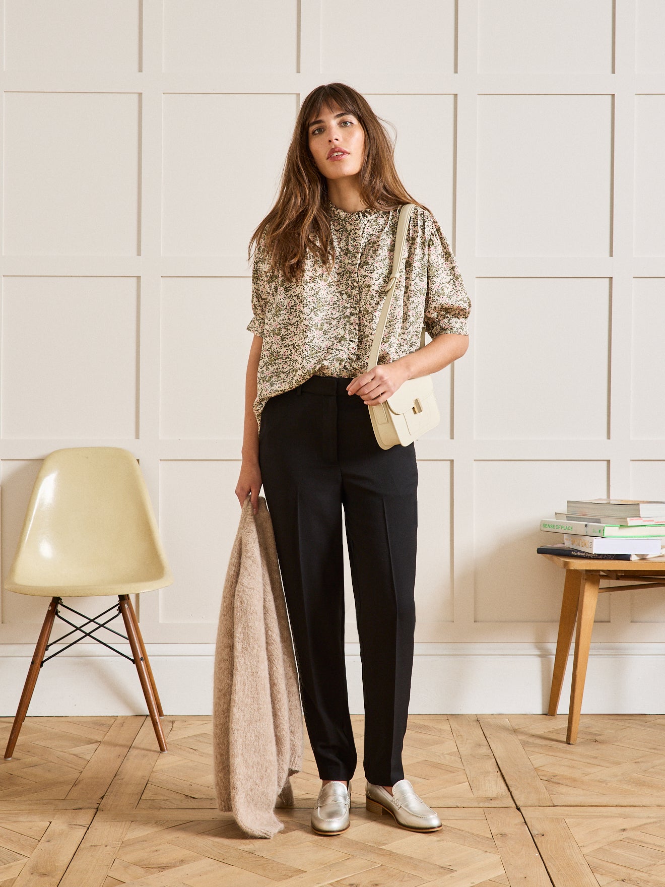 Damenbluse mit Volants am Halsausschnitt und Nina-Print