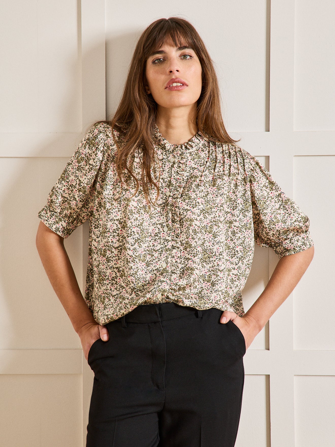 Damenbluse mit Volants am Halsausschnitt und Nina-Print