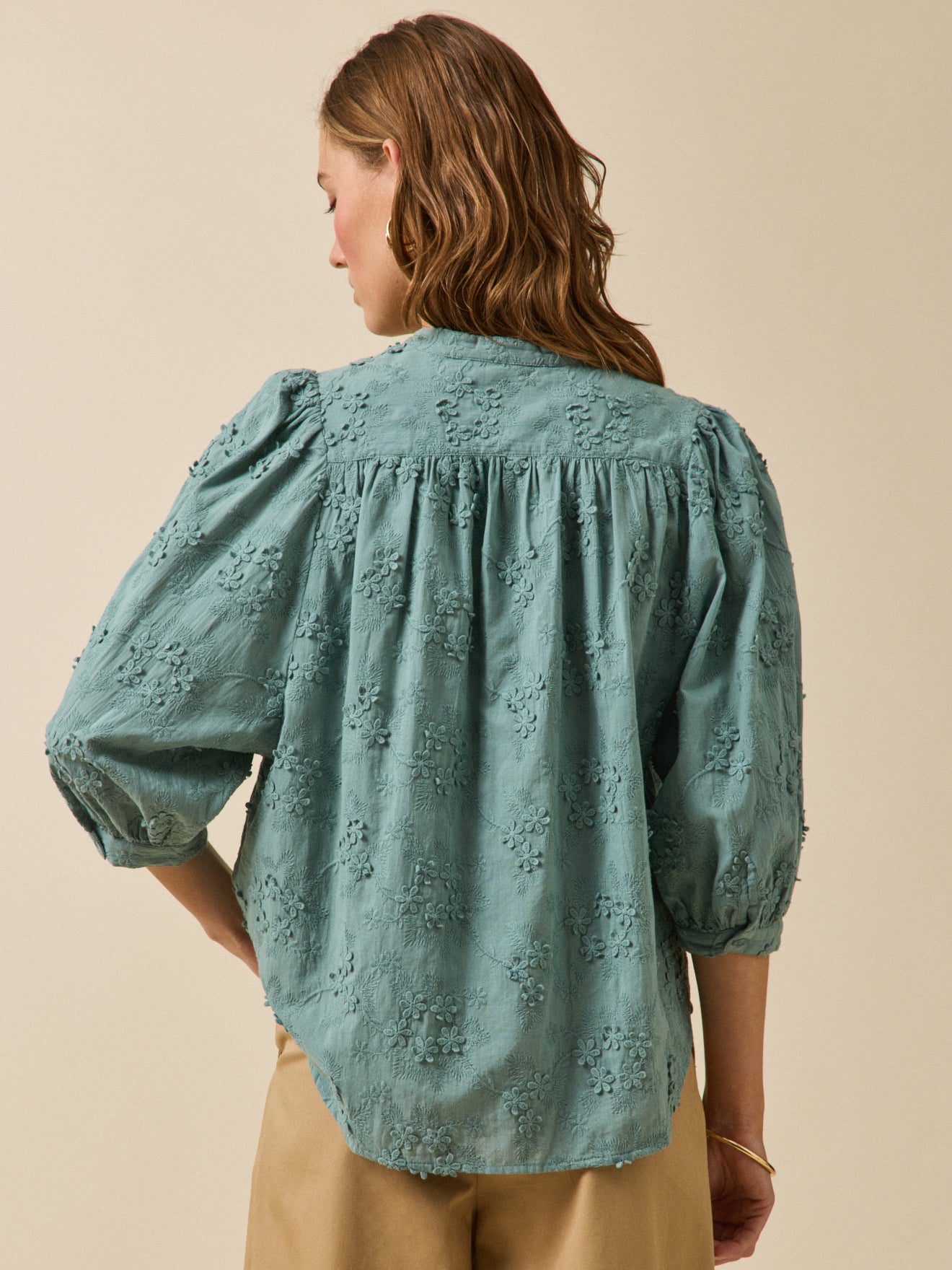 Damenbluse aus Baumwolle mit gestickten Blumen in 3D