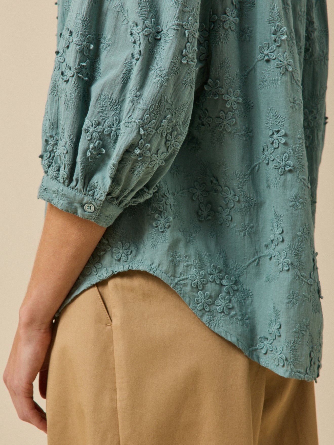 Damenbluse aus Baumwolle mit gestickten Blumen in 3D