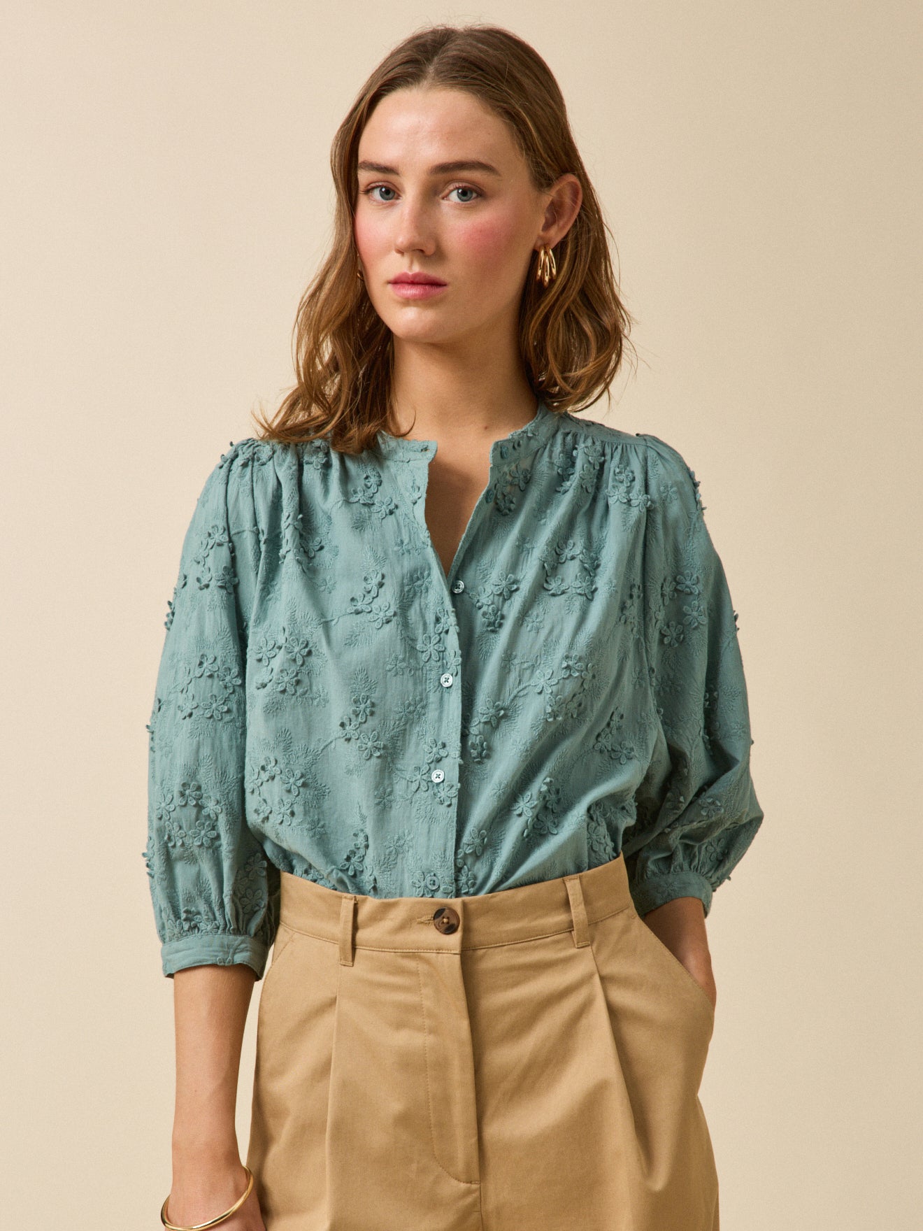 Damenbluse aus Baumwolle mit gestickten Blumen in 3D