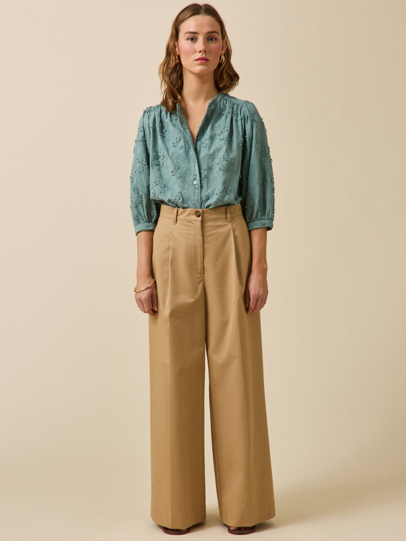 Damenbluse aus Baumwolle mit gestickten Blumen in 3D