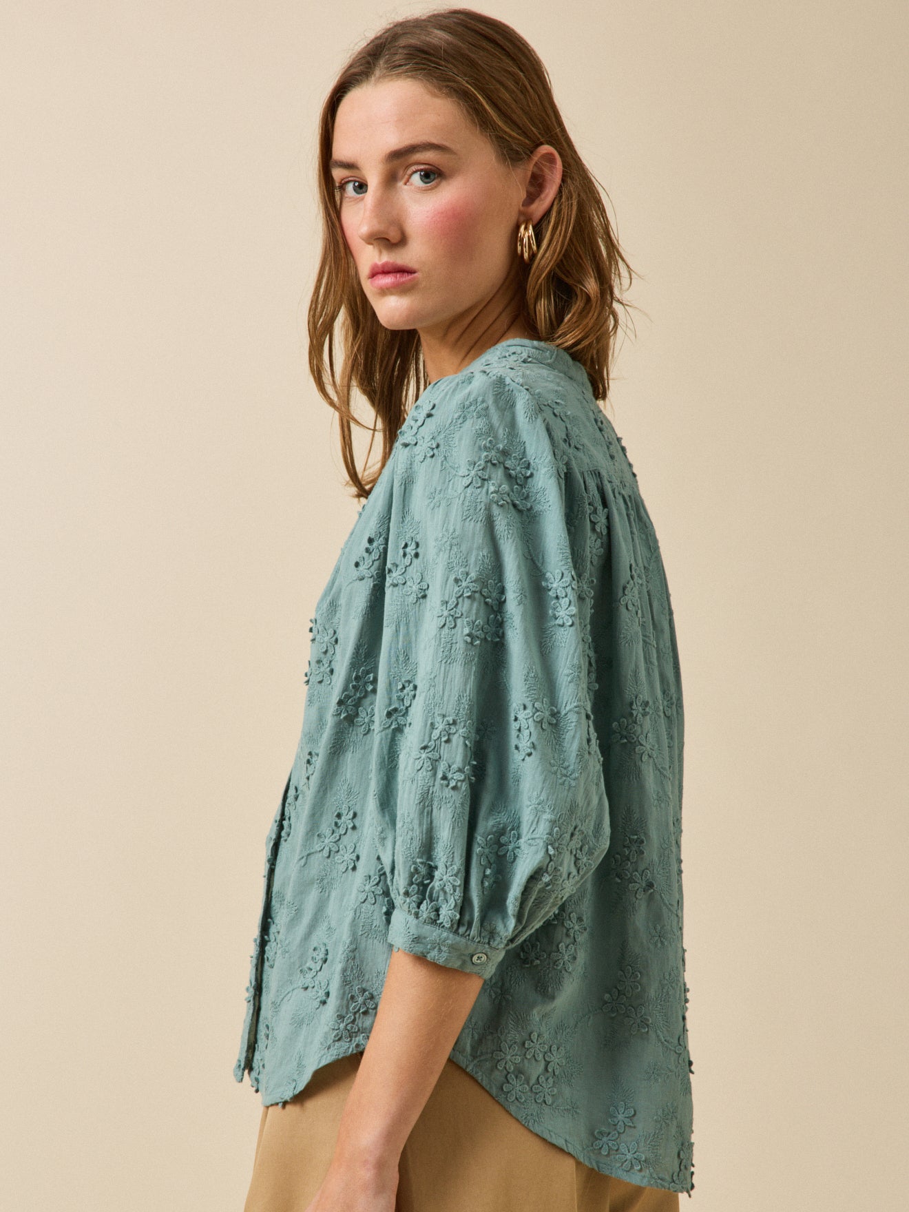 Damenbluse aus Baumwolle mit gestickten Blumen in 3D