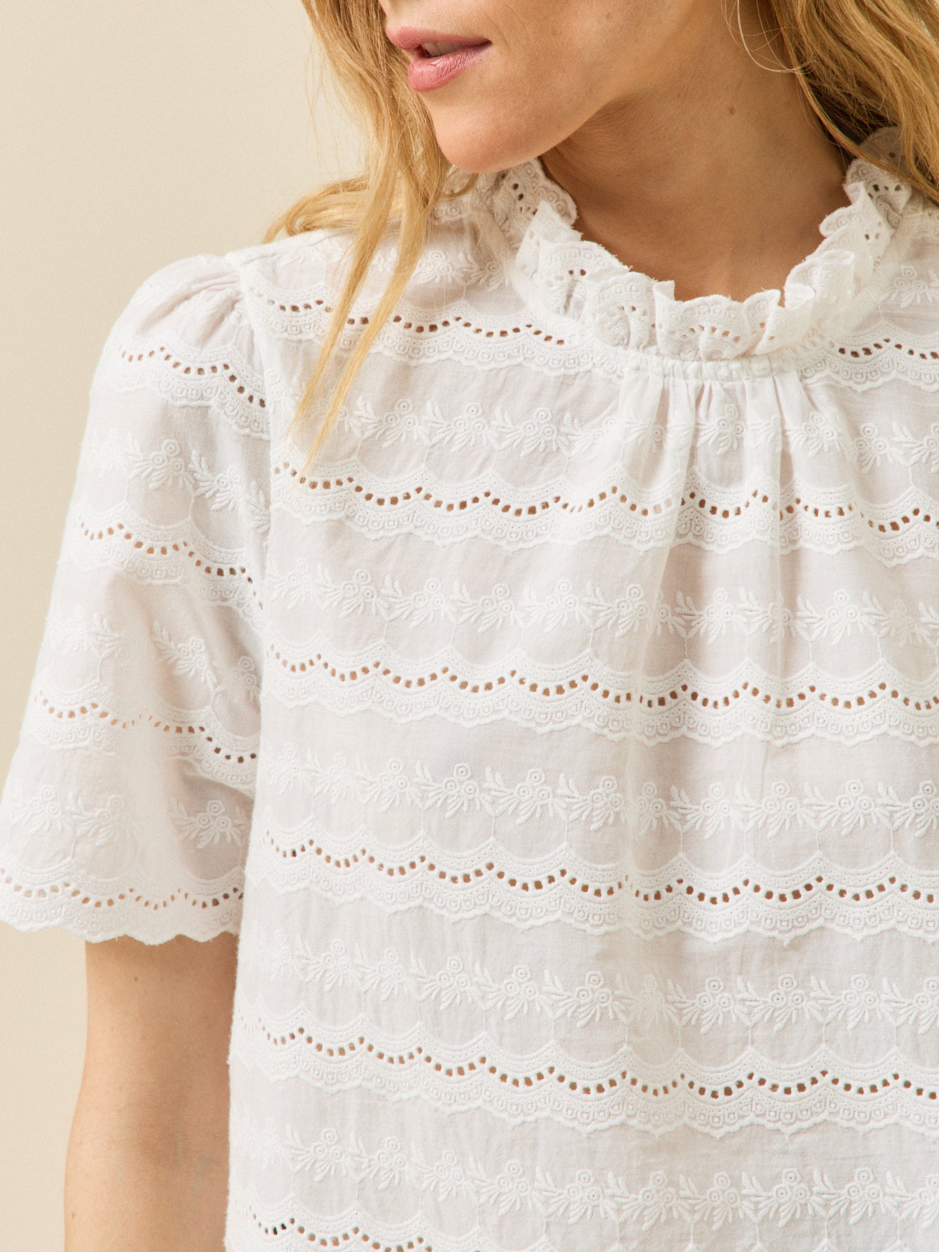 Damen-Top mit Lochmuster und Volants am Halsausschnitt