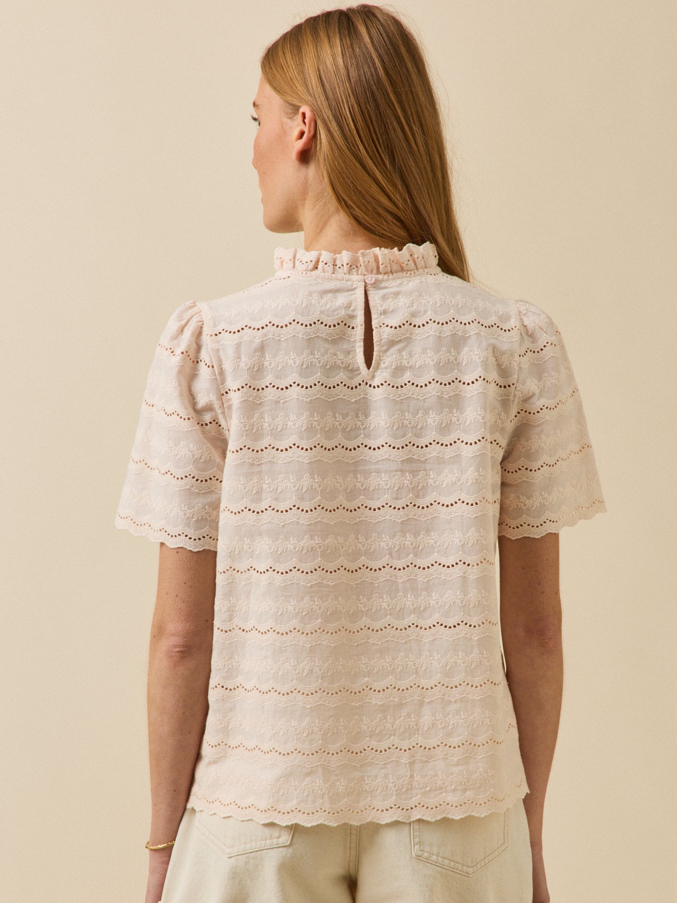 Damen-Top mit Lochmuster und Volants am Halsausschnitt