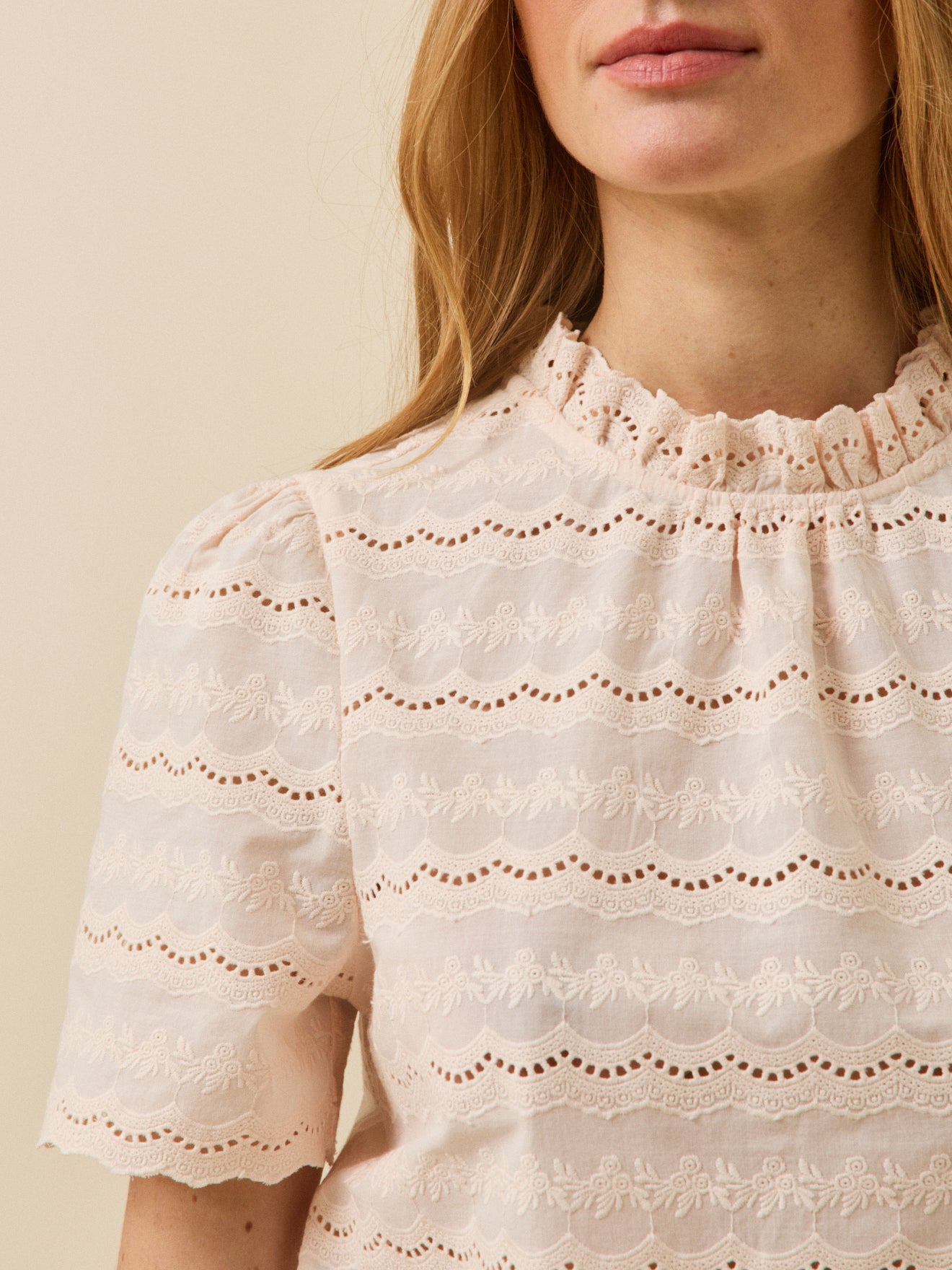 Damen-Top mit Lochmuster und Volants am Halsausschnitt