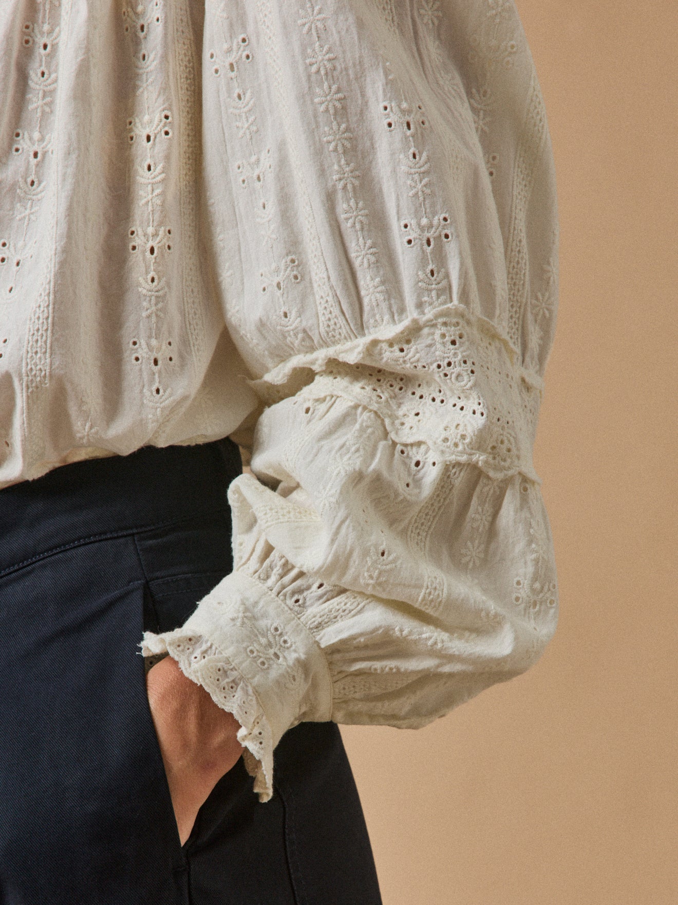 Damenbluse im Trousseau-Stil und Volants am Kragen