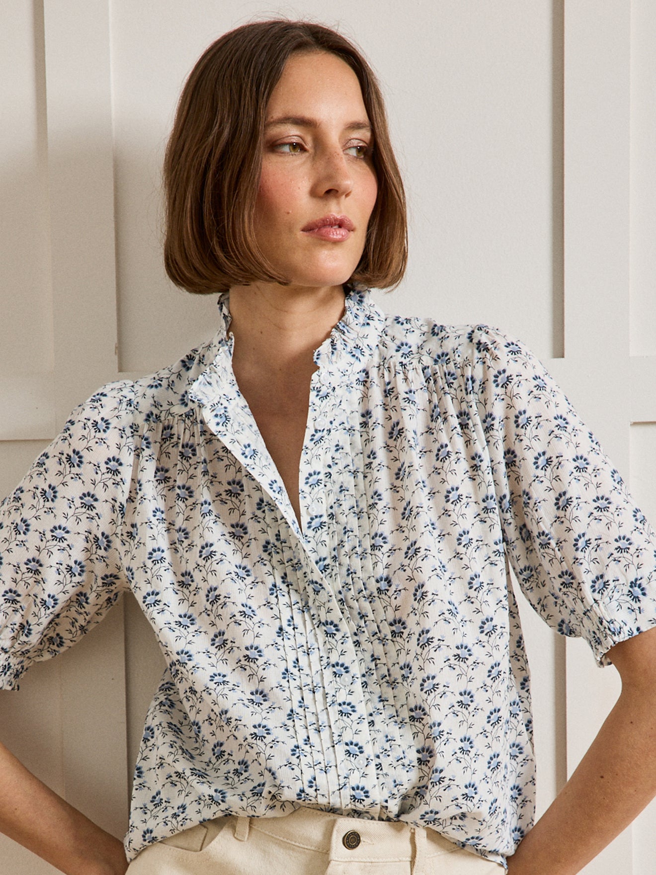 Damenbluse mit Volants am Halsausschnitt und Sofia-Print