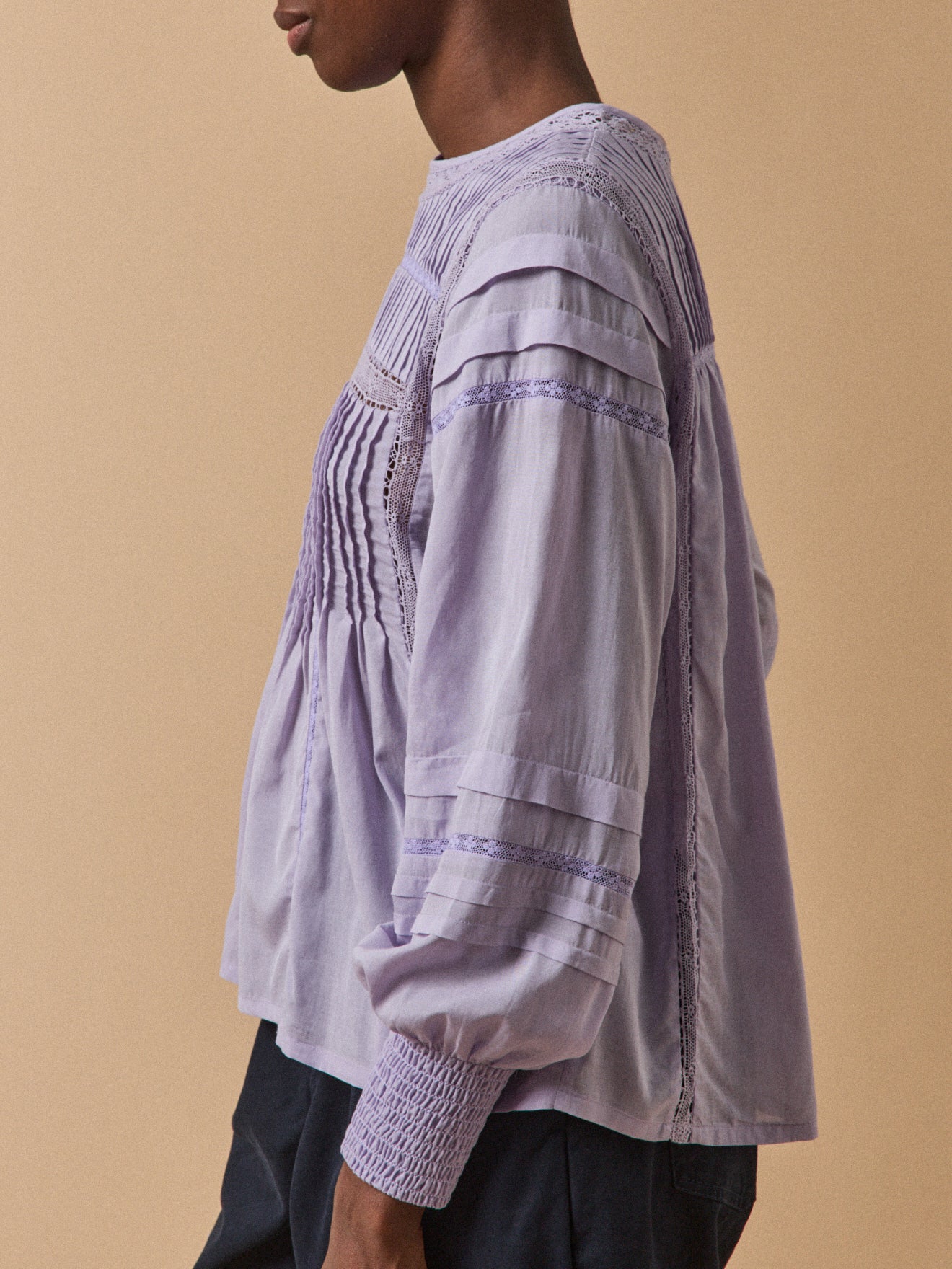 Romantische Damenbluse mit Plissees und Spitze