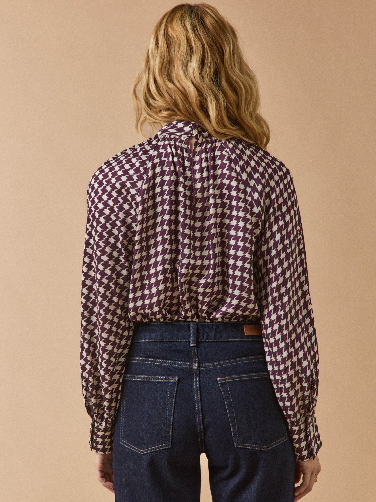 Damenbluse mit Hahnentrittmuster