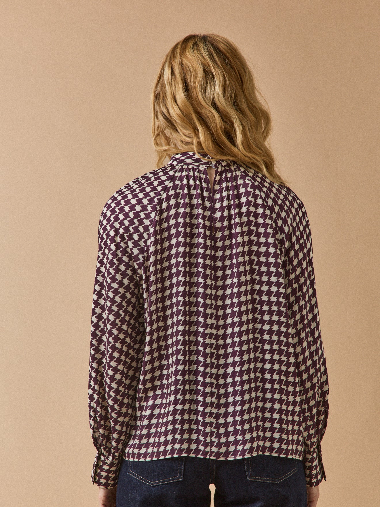 Damenbluse mit Hahnentrittmuster