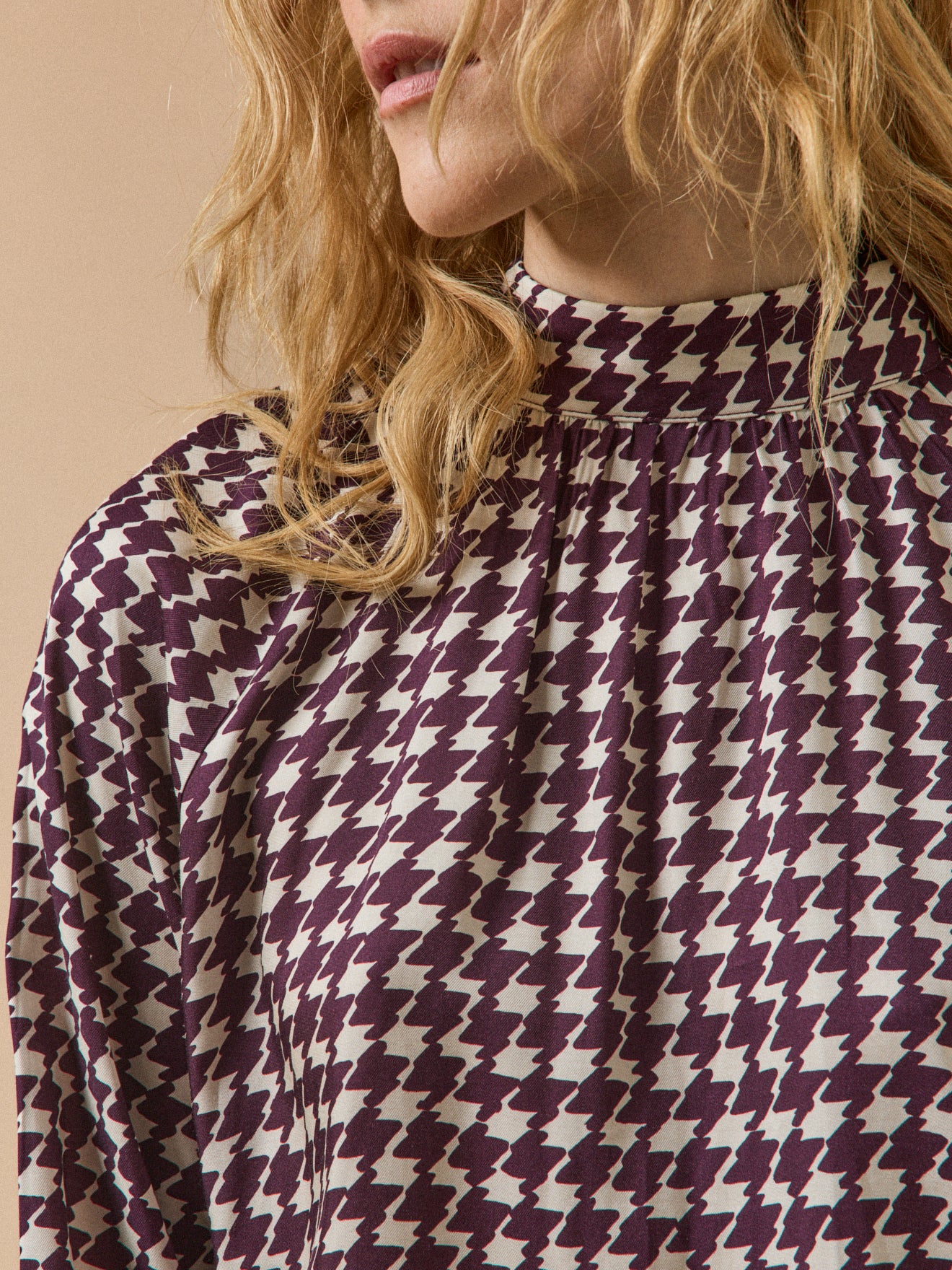 Damenbluse mit Hahnentrittmuster