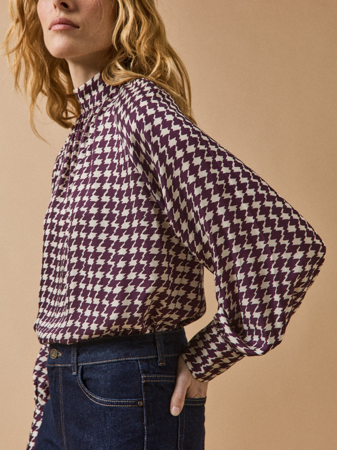 Damenbluse mit Hahnentrittmuster