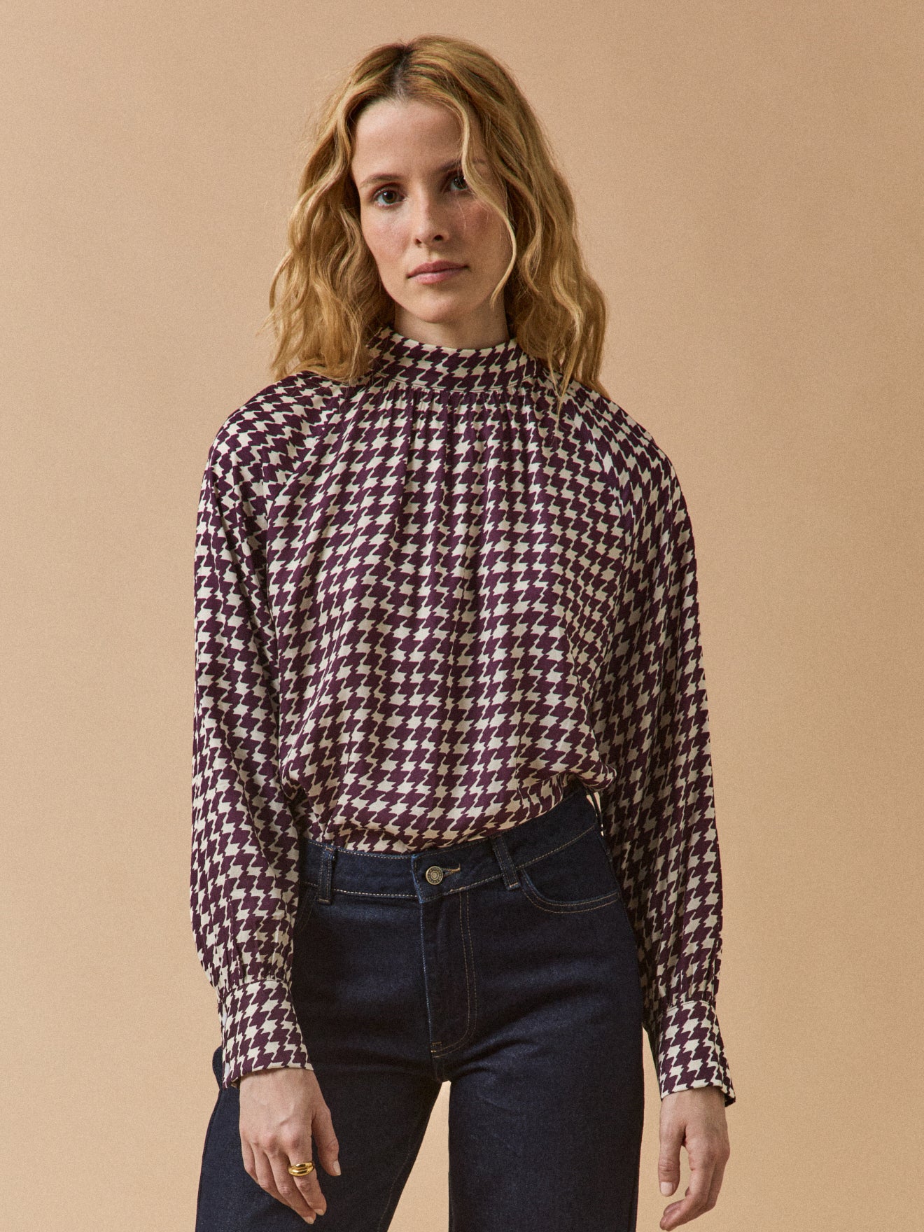 Damenbluse mit Hahnentrittmuster